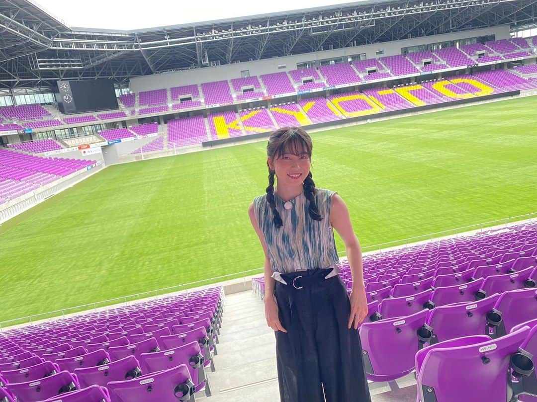 横山由依さんのインスタグラム写真 - (横山由依Instagram)「京都いろどり日記で サンガスタジアムへ🏟 大好きな紫色のシート！  カンテレドーガ、 TVerでご覧いただけます！  #京都 #いろどり日記 #サンガスタジアムbykyocera」7月6日 21時25分 - yokoyamayui_1208
