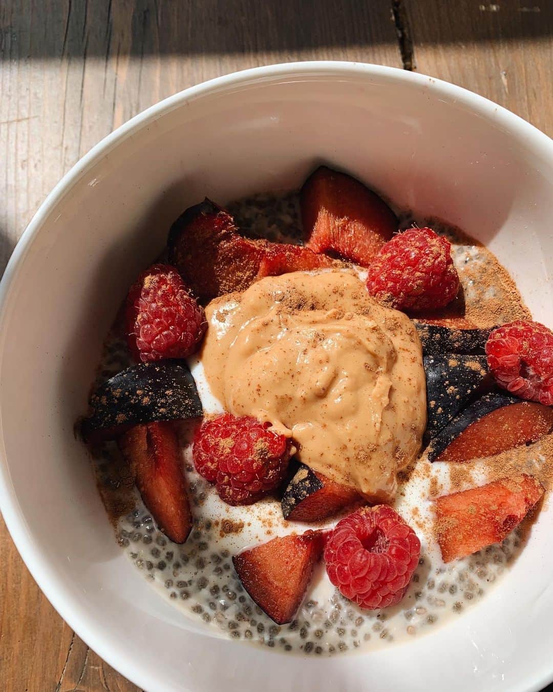 Amelia Zadroのインスタグラム：「I just posted some of my recent favourite recipes that I’ve been making this summer on my blog, like this chia pudding 🍓 link in my bio ✨😘」