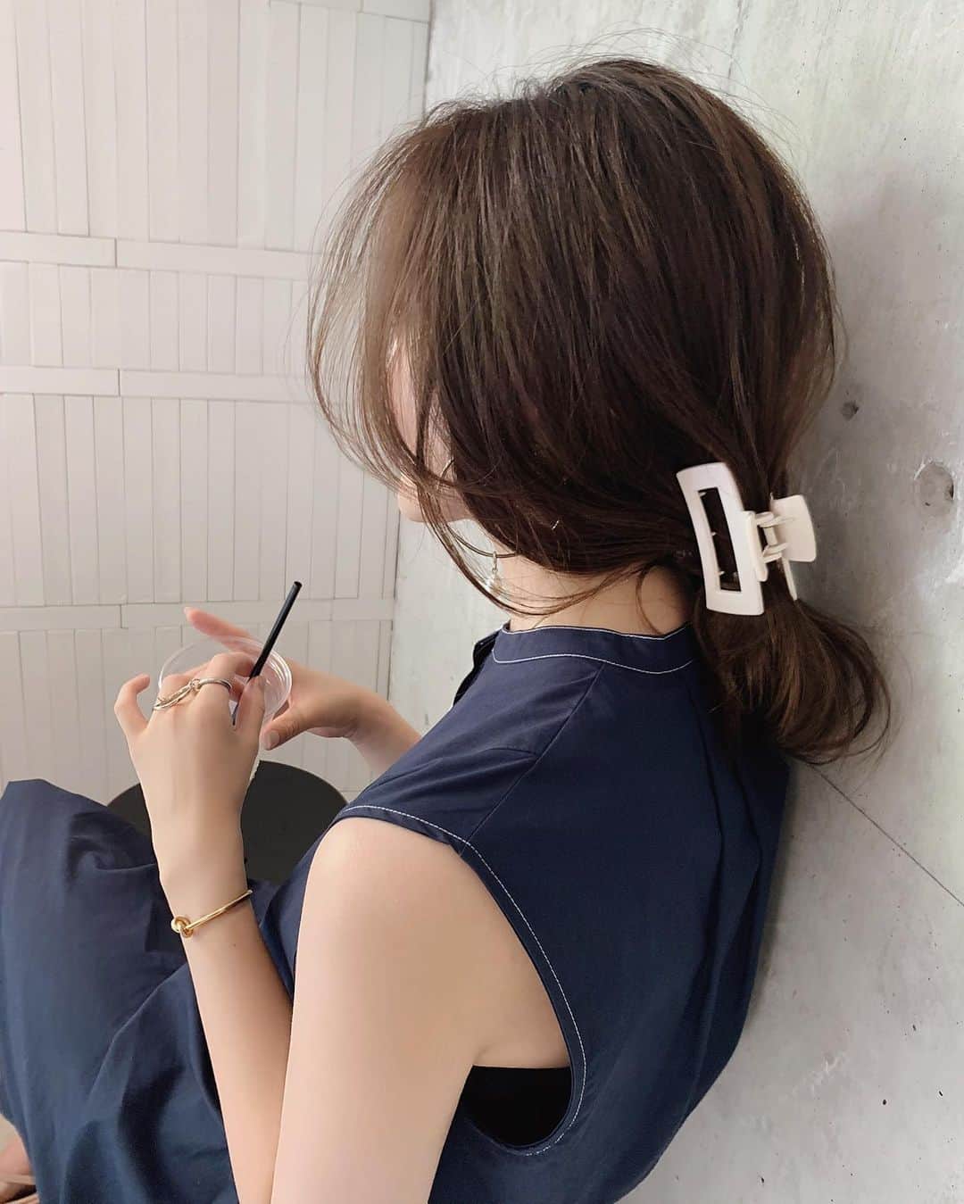 ___mikik___さんのインスタグラム写真 - (___mikik___Instagram)「ゆるっとヘアアレンジ𓂃 ⠀ 適当にまとめてクリップで留めるだけの簡単アレンジ📎 ⠀ 夏は髪を下ろすとどうしても首元に熱がこもって暑いから、クリップがあると適当にまとめられるのでオススメです👌🏼 ⠀ 今週金曜日にクリップ3点発売になります✔︎ @_hyeon_jp  お洋服も数点同時発売です🐚」7月6日 21時27分 - ___mikik___