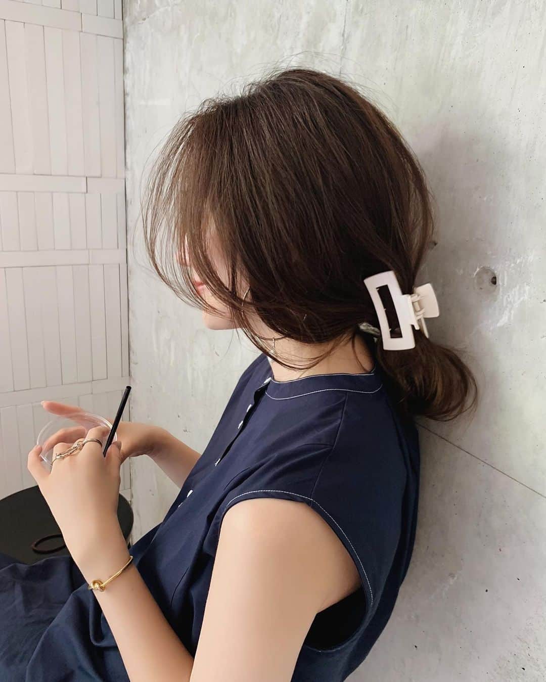___mikik___さんのインスタグラム写真 - (___mikik___Instagram)「ゆるっとヘアアレンジ𓂃 ⠀ 適当にまとめてクリップで留めるだけの簡単アレンジ📎 ⠀ 夏は髪を下ろすとどうしても首元に熱がこもって暑いから、クリップがあると適当にまとめられるのでオススメです👌🏼 ⠀ 今週金曜日にクリップ3点発売になります✔︎ @_hyeon_jp  お洋服も数点同時発売です🐚」7月6日 21時27分 - ___mikik___