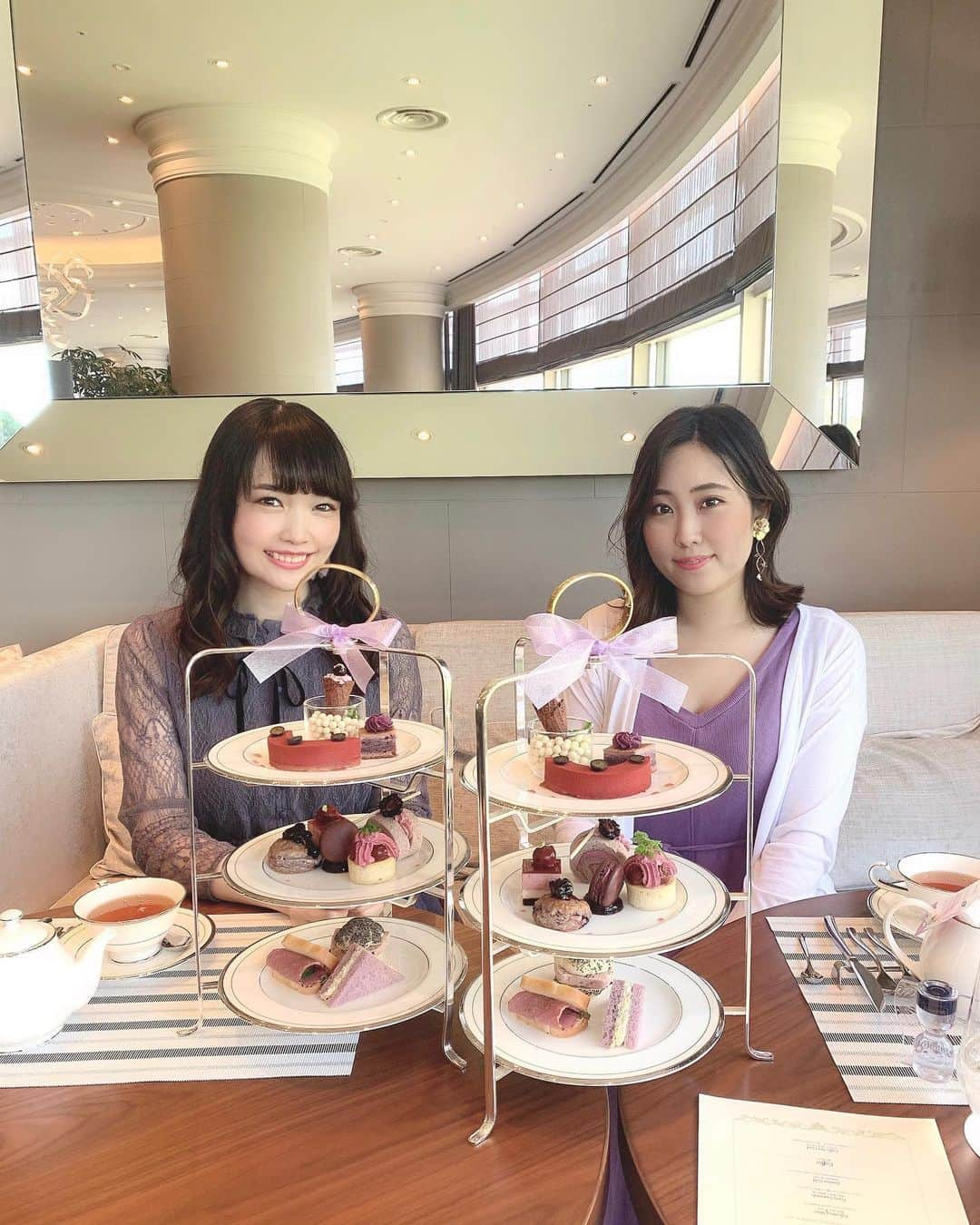 浅井麻里さんのインスタグラム写真 - (浅井麻里Instagram)「💜💜﻿ ﻿ パープルアフタヌーンティー💜🍰﻿ ﻿ グランドニッコー東京 台場で、﻿ パープルスイーツを堪能しました✨🍽﻿ ﻿ カシス、チェリー、ブラックベリーなどの﻿ 甘酸っぱいフルーツや、﻿ ほっこり甘い紫芋などを使った﻿ パープル尽くしのスイーツ＆セイボリー💜😋﻿ ﻿ 彩り上品で可愛い💕﻿ しかも甘酸っぱさと甘さのバランスが﻿ ちょうどいいから、﻿ くどくならなくて食べ飽きないっ💕🍇﻿ ﻿ グランドニッコー東京 台場では、﻿ ホテルから見えるレインボーブリッジとかけて﻿ いろんな〝色〟のアフタヌーンティーを﻿ 時期ごとに開催してるの🌈﻿ 他のカラーもまた食べに来たい…♬♬﻿ ﻿ パープルアフタヌーンティーは﻿ 8/31までだよ💜☕️﻿ ﻿ ﻿ ホテルのカフェなので、﻿ 席と席の間隔が広くて余裕があって﻿ 配慮も気を遣ってくださっていて﻿ 安心してまったり過ごせました✨☺️﻿ ﻿ ﻿ #アフタヌーンティー#グランドニッコー東京台場#パープルアフタヌーンティー#大人女子会#パープル#紫#afternoontea#purple」7月6日 21時29分 - mari_asai_625