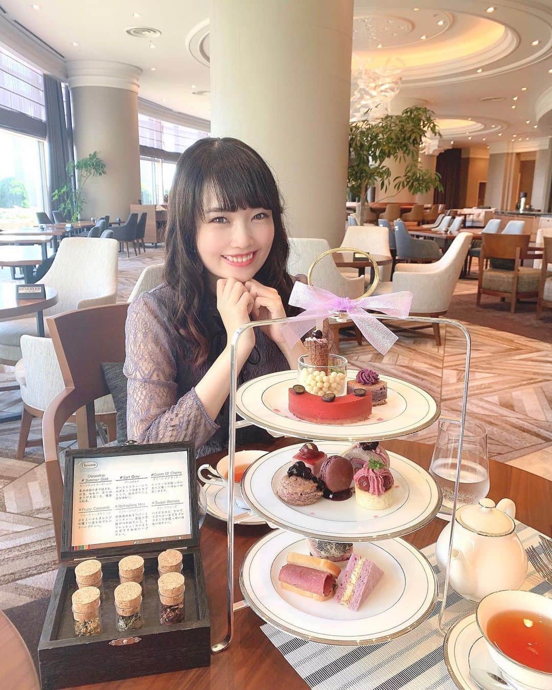のインスタグラム：「💜💜﻿ ﻿ パープルアフタヌーンティー💜🍰﻿ ﻿ グランドニッコー東京 台場で、﻿ パープルスイーツを堪能しました✨🍽﻿ ﻿ カシス、チェリー、ブラックベリーなどの﻿ 甘酸っぱいフルーツや、﻿ ほっこり甘い紫芋などを使った﻿ パープル尽くしのスイーツ＆セイボリー💜😋﻿ ﻿ 彩り上品で可愛い💕﻿ しかも甘酸っぱさと甘さのバランスが﻿ ちょうどいいから、﻿ くどくならなくて食べ飽きないっ💕🍇﻿ ﻿ グランドニッコー東京 台場では、﻿ ホテルから見えるレインボーブリッジとかけて﻿ いろんな〝色〟のアフタヌーンティーを﻿ 時期ごとに開催してるの🌈﻿ 他のカラーもまた食べに来たい…♬♬﻿ ﻿ パープルアフタヌーンティーは﻿ 8/31までだよ💜☕️﻿ ﻿ ﻿ ホテルのカフェなので、﻿ 席と席の間隔が広くて余裕があって﻿ 配慮も気を遣ってくださっていて﻿ 安心してまったり過ごせました✨☺️﻿ ﻿ ﻿ #アフタヌーンティー#グランドニッコー東京台場#パープルアフタヌーンティー#大人女子会#パープル#紫#afternoontea#purple」