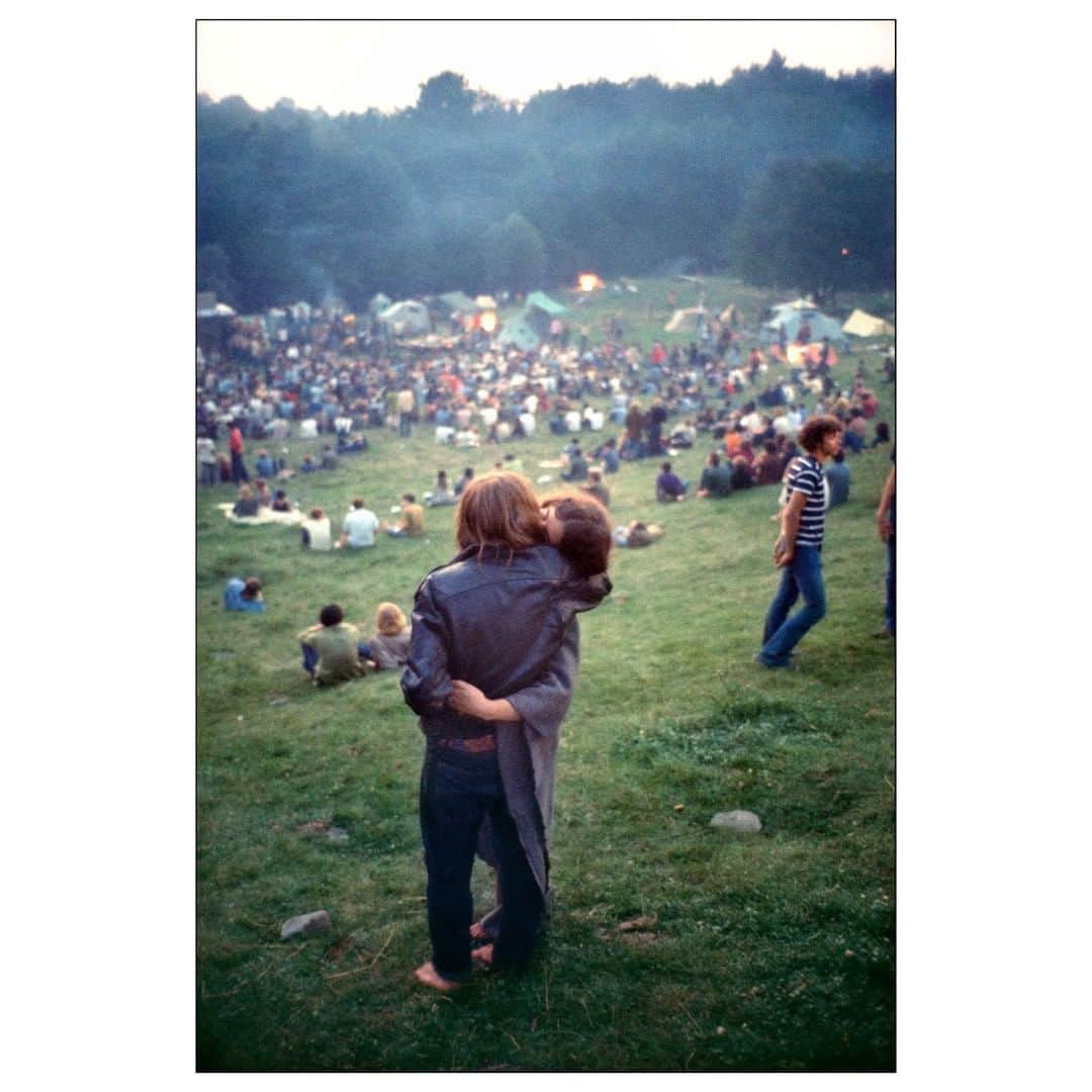 Magnum Photosさんのインスタグラム写真 - (Magnum PhotosInstagram)「Woodstock Festival. Bethel, NY. USA. 1969. ⁠ .⁠ Explore our World Kissing Day posters and prints collection at the link in bio.⁠ .⁠ © Elliott Landy/#MagnumPhotos⁠ .⁠ #WorldKissingDay 💋」7月6日 21時30分 - magnumphotos