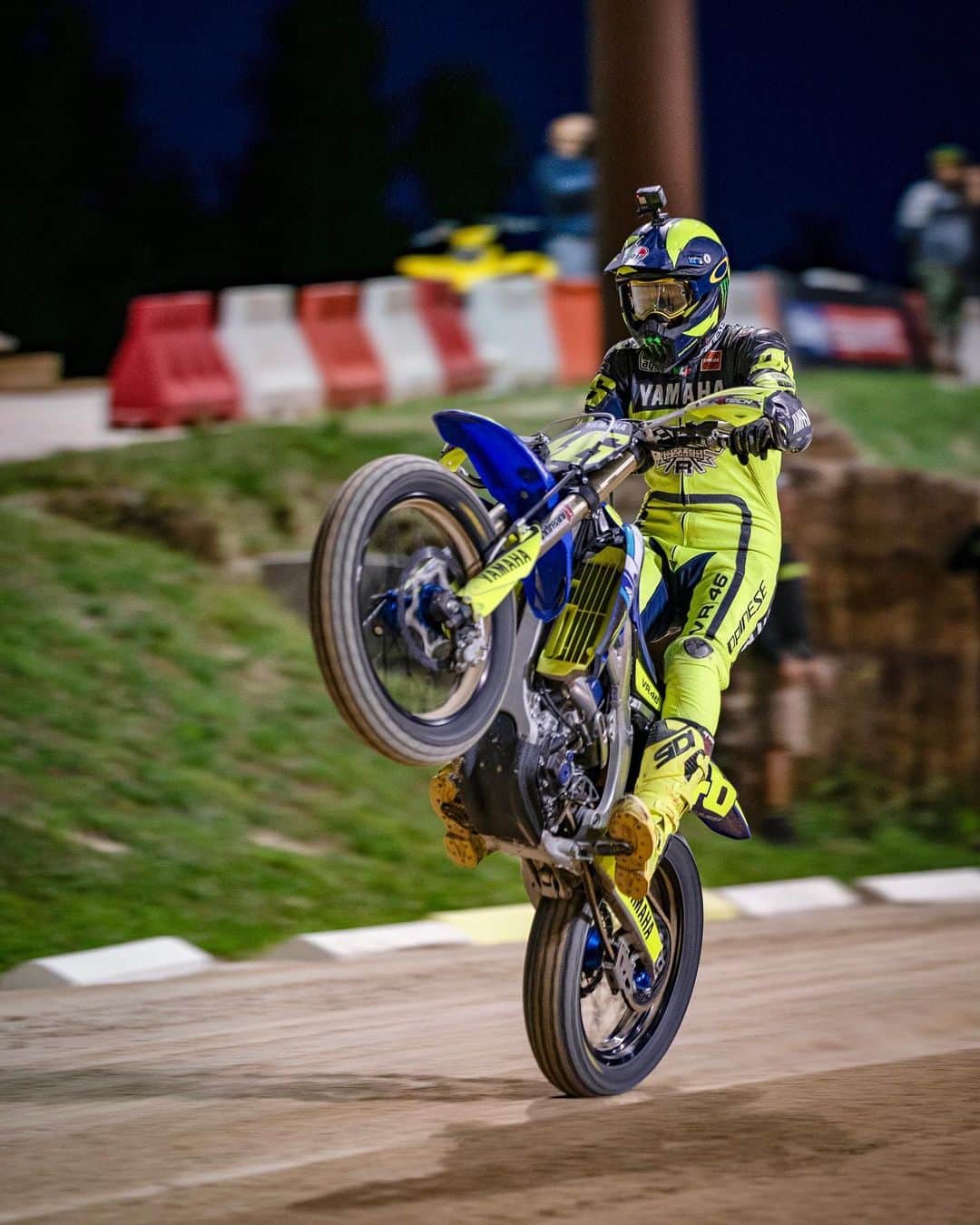 バレンティーノ・ロッシのインスタグラム：「Training at the Ranch under a fantastic Full Moon 🌕 📸 @camilss」