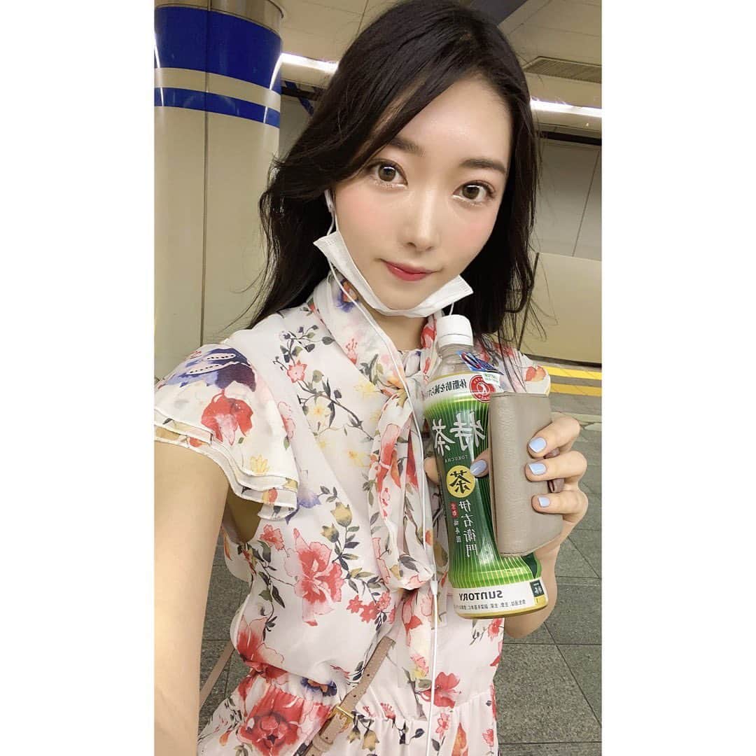 のインスタグラム：「getting my nails done:)  メイクがいつもより濃い💄 . . . . . . . . . . . . #maquilleuse #maquillaje #makeup #fullmakeup #japanesemakeup #vernis #vernisbleu #nails #nailsdone #bluenails #メイク #毎日メイク #女子大生 #女子大生の日常 #キャンパスクイーン #aliceandolivia #dress #粉我 #互粉互讚 #时装 #좋아요꾸욱 #셀카그램 #메이크업 #패션스타그램 #오오티디 #oftd #作品撮りモデル」