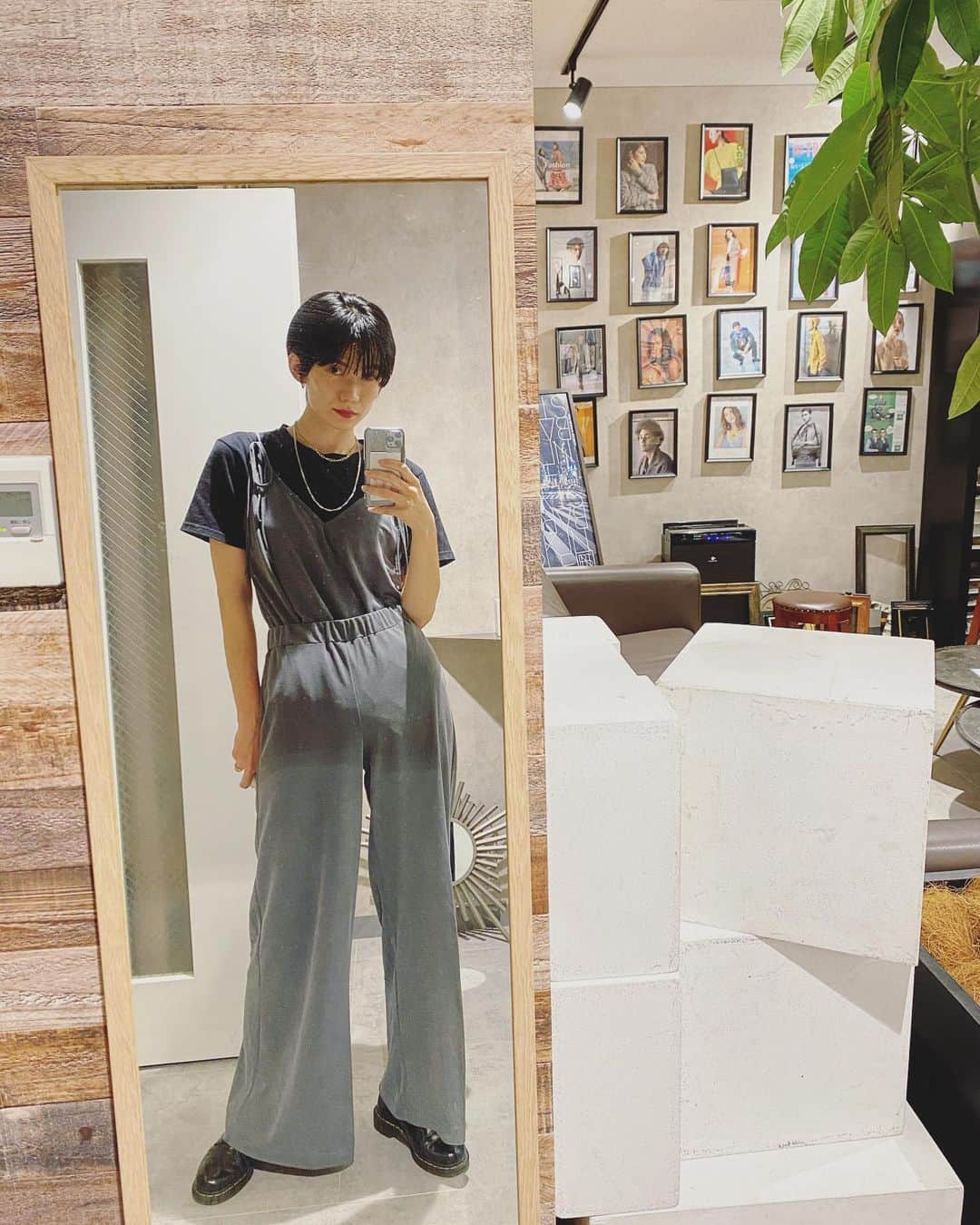 平山奈美のインスタグラム：「久々に事務所 @barkinstyleinc  行ったらみんなに会えて嬉しかった🍃  .  #事務所 #ミーティング #モデル #私服 #コーデ #ザラ #マーチン #グレー #モノトーンコーデ #ママ #ママコーデ #ショートカット #黒髪ショート #自撮り」