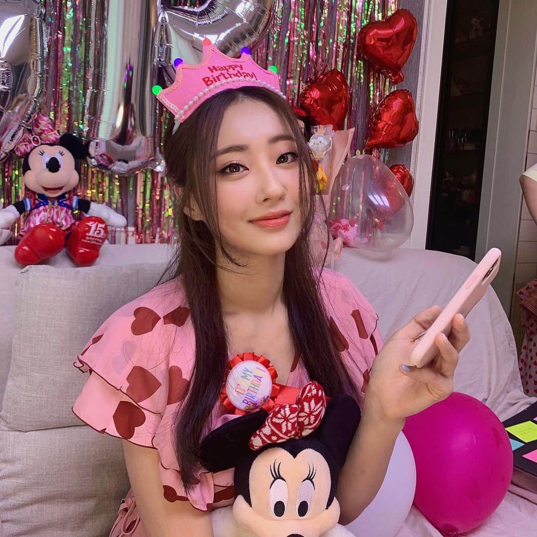 ギョンリ のインスタグラム：「아.. 퇴근 안했네; 진짜 퇴근^^; 안녕히 계세요 여러분😌 #기억하자0705 #경리공주오신날」