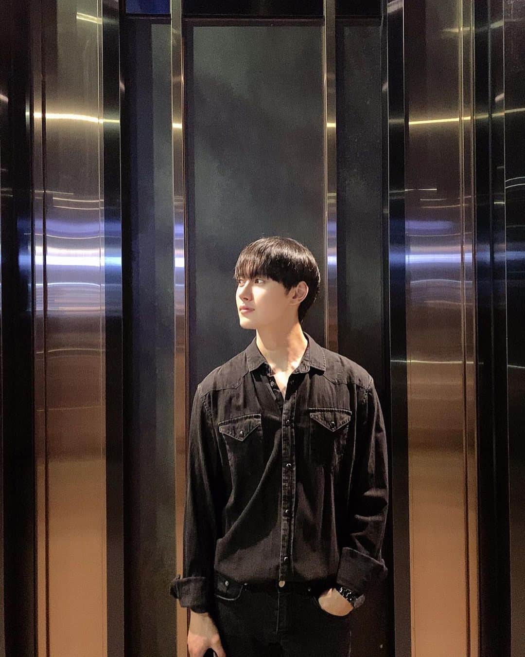 イ・ミンホのインスタグラム：「즐거운 한 주 되세요🕺🏻」