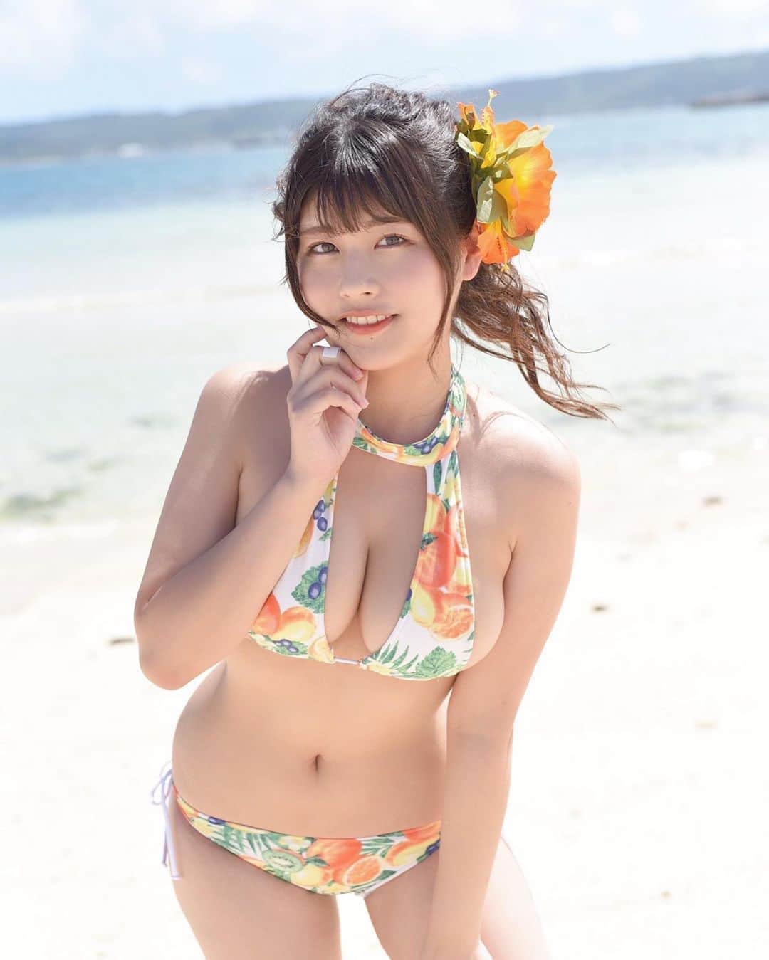 ちとせよしのさんのインスタグラム写真 - (ちとせよしのInstagram)「#過去pic   夏らしくてお気に入りの写真🍊 さわやか〜( ˶˚ˑ˚˶ ﻿) 指怪我してる😂笑  #portrait #gravure #sea #okinawa #沖縄 #グラビア #インスタグラビア #ビキニ #海 #泳衣」7月6日 21時50分 - chitose_yoshino