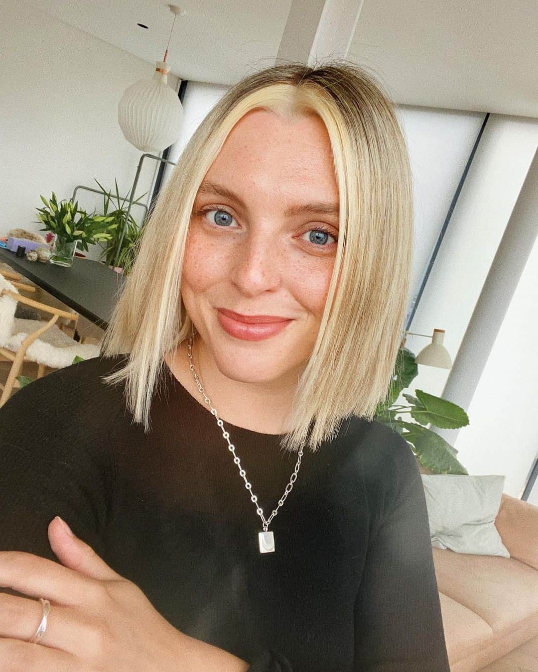 Estée Lalondeのインスタグラム：「ESTÉE LABLONDE IS IN THE BUILDING 😭❤️  ~  I’m back! I feel like myself again 💁🏼‍♀️ This blonde blunt cut has become my signature style over the years and I’m so glad I got to say goodbye to my roots today 👋😂 Have you had a haircut yet? Who else was excited to get a cut and colour?! 🙏 #ELbeauty #esteelalondeXdaisy ~  So much love to @larrykinghair @harrietmuldoon for bringing me back to life with this fresh new do! 👸🏼🥰 —— *my iphone is smashed hence the weird little smudges on these pics 🐾 Me and my blonde lil puppy 😂👸🏼👸🏼」