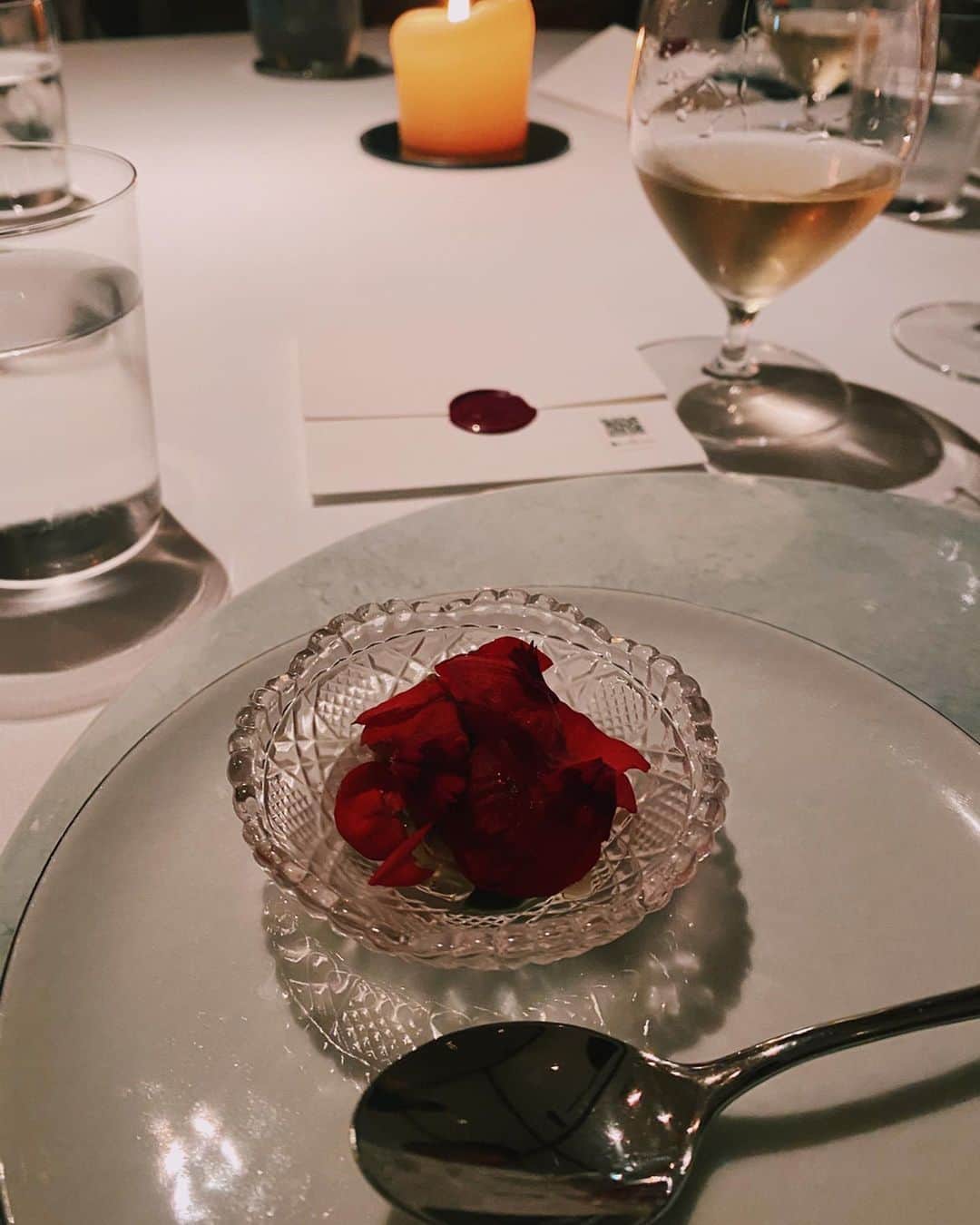 宮本沙恵さんのインスタグラム写真 - (宮本沙恵Instagram)「この間、夫婦揃ってお祝いしてもらいました🤎 料理はもちろん、ペアリングしたワインも全部美味しかった☺️ . 2軒目はゆかちゃんのワインバーへ🍷 お花ありがとう🥰素敵なお店でした✨ . プレゼントも頂いたし全部ご馳走になっちゃって、あやちゃん本当男前すぎる。笑 お腹も心も満たされた素敵な1日😆ありがとう❤️❤️ #dinner#wine」7月6日 21時46分 - saebi