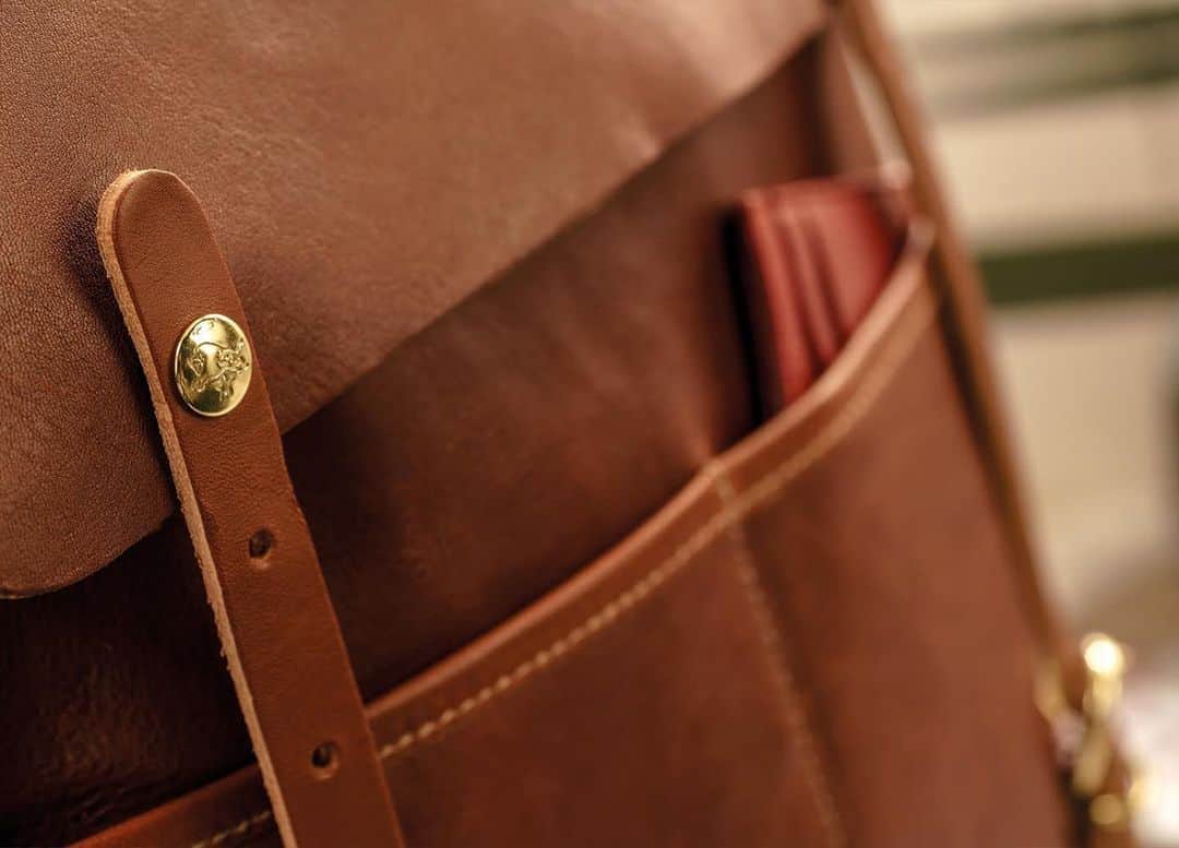 イルビゾンテのインスタグラム：「There’s a place for everything! ☆  #ilbisonte #backpack #madeintuscany #craftsmanship」