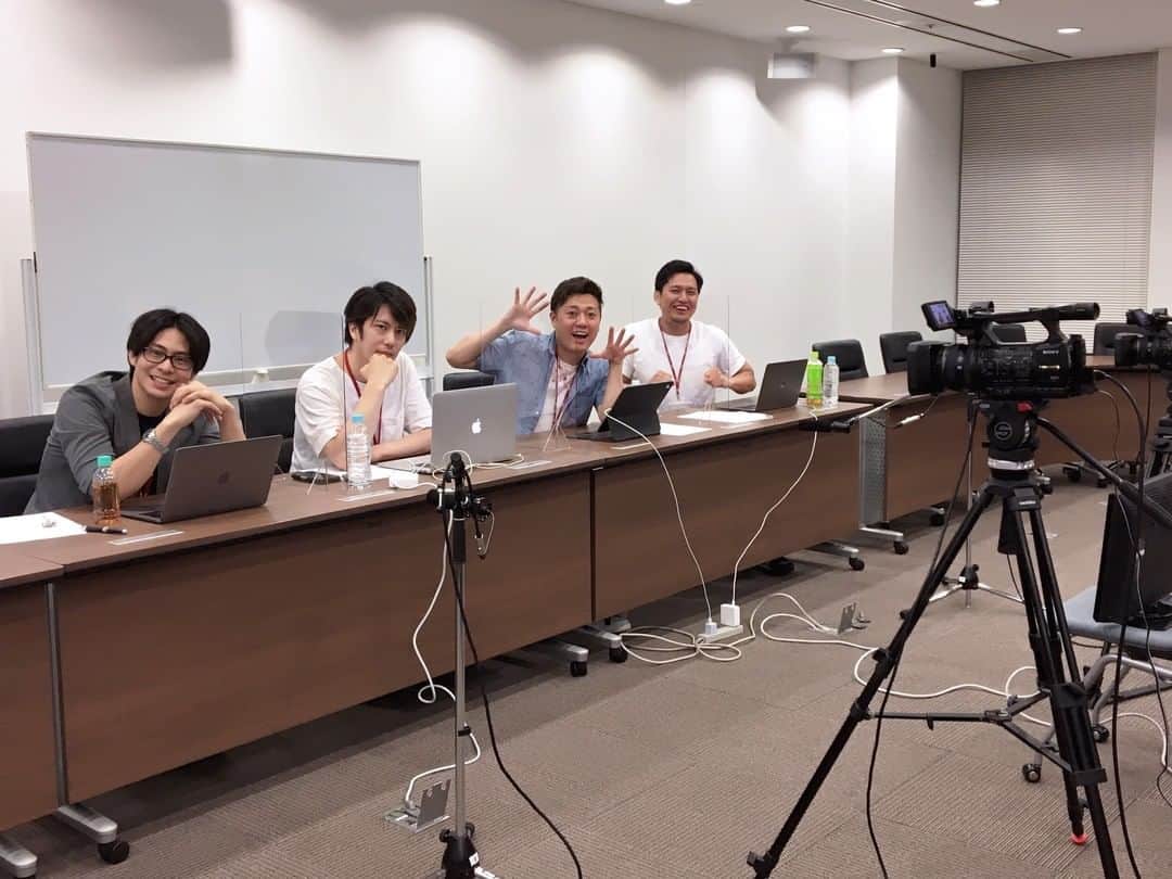 小柳心のインスタグラム：「本日22時から初の配信開始ですっ！ 楽しみだあ！  詳細はプロフィール→Twitterから  ＊＊＊  2020年6月27日(土)YouTubeチャンネル「小柳心のチャンネル」にゲスト出演した鯨井康介が、ライブ配 信中に友人の原田優一、オレノグラフィティを呼び、初対面となる小柳心を引き合わせた。「あなた達3人と 演劇が作りたいんだ!」と鯨井の呼びかけに 3人が意気投合し「演劇を作るチーム」が立ち上がりました。 マーベラスが参加協力する事になり、この新プロジェクトが始動致します。 舞台制作過程をネットライブ配信し、視聴者と共に舞台公演を目指していきます。視聴者の皆様にはこの企 画のプロジェクトメンバーの一員として、企画の立ち上げから参加していただき、一緒に公演開催を迎えるこ とを目指すプロジェクトとなります。  ★公式YouTubeチャンネル https://www.youtube.com/channel/UCoezmdJTc9zQhm3H4b5JYkg ★公式Twitter @stage_project_4」