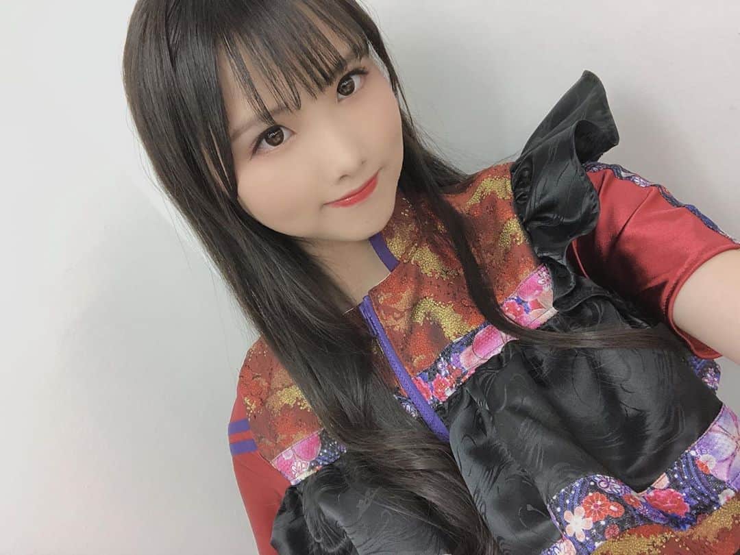 中野みやびのインスタグラム：「新衣装  #新衣装 #idol #アイドル #紫色 #purple #紫 #担当カラー #推してください #黒 #black #red #赤 #前髪 #girl #花 #flower #piece #ピース #wawawa #みやび」