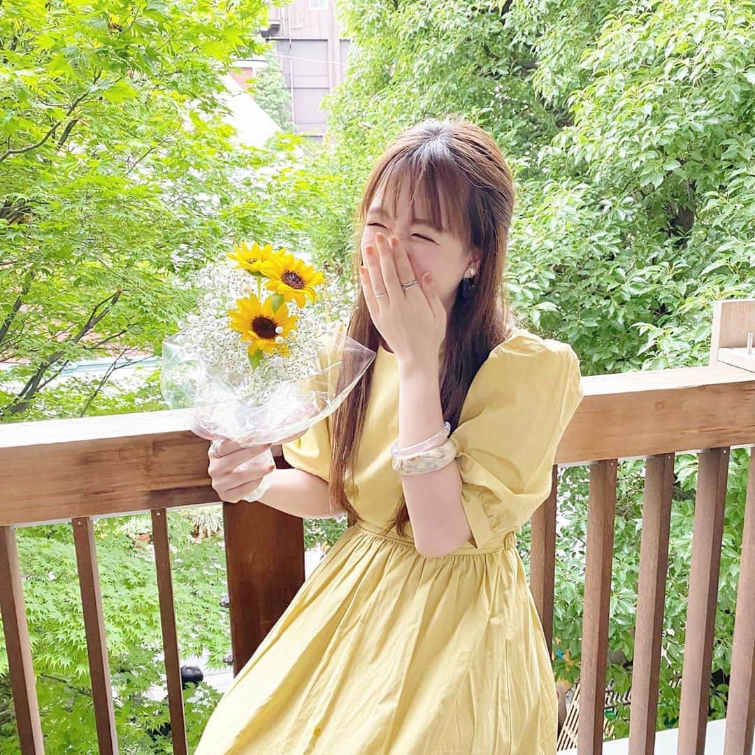 haruさんのインスタグラム写真 - (haruInstagram)「ㅤㅤㅤㅤㅤㅤㅤㅤㅤㅤㅤㅤㅤ ㅤㅤㅤㅤㅤㅤㅤㅤㅤㅤㅤㅤㅤ ㅤㅤㅤㅤㅤㅤㅤㅤㅤㅤㅤㅤㅤ お友達がプレゼントしてくれた 向日葵🌻とかすみ草の素敵な花束💐 ㅤㅤㅤㅤㅤㅤㅤㅤㅤㅤㅤㅤㅤ たまたま黄色のワンピース👗着てて 色合いが同じだった🤭🧡 ㅤㅤㅤㅤㅤㅤㅤㅤㅤㅤㅤㅤㅤ ㅤㅤㅤㅤㅤㅤㅤㅤㅤㅤㅤㅤㅤ めちゃ笑ってるけど嬉しかった記念にpost🌿 ㅤㅤㅤㅤㅤㅤㅤㅤㅤㅤㅤㅤㅤ ㅤㅤㅤㅤㅤㅤㅤㅤㅤㅤㅤㅤㅤ . ㅤㅤㅤㅤㅤㅤㅤㅤㅤㅤㅤㅤㅤ ㅤㅤㅤㅤㅤㅤㅤㅤㅤㅤㅤㅤㅤ  この向日葵、明るい気持ちになれますって たくさんメッセージがありました😢 ㅤㅤㅤㅤㅤㅤㅤㅤㅤㅤㅤㅤㅤ 大変な時に色々と重なり、 不安な時を過ごされている方々が 1日でも早く安心した日常に戻りますように。 これ以上災害が増えない事を祈っております。 ㅤㅤㅤㅤㅤㅤㅤㅤㅤㅤㅤㅤㅤ ㅤㅤㅤㅤㅤㅤㅤㅤㅤㅤㅤㅤㅤ #向日葵#向日葵とかすみ草#花束#💐 ㅤㅤㅤㅤㅤㅤㅤㅤㅤㅤㅤㅤㅤ」7月6日 21時51分 - __haru3