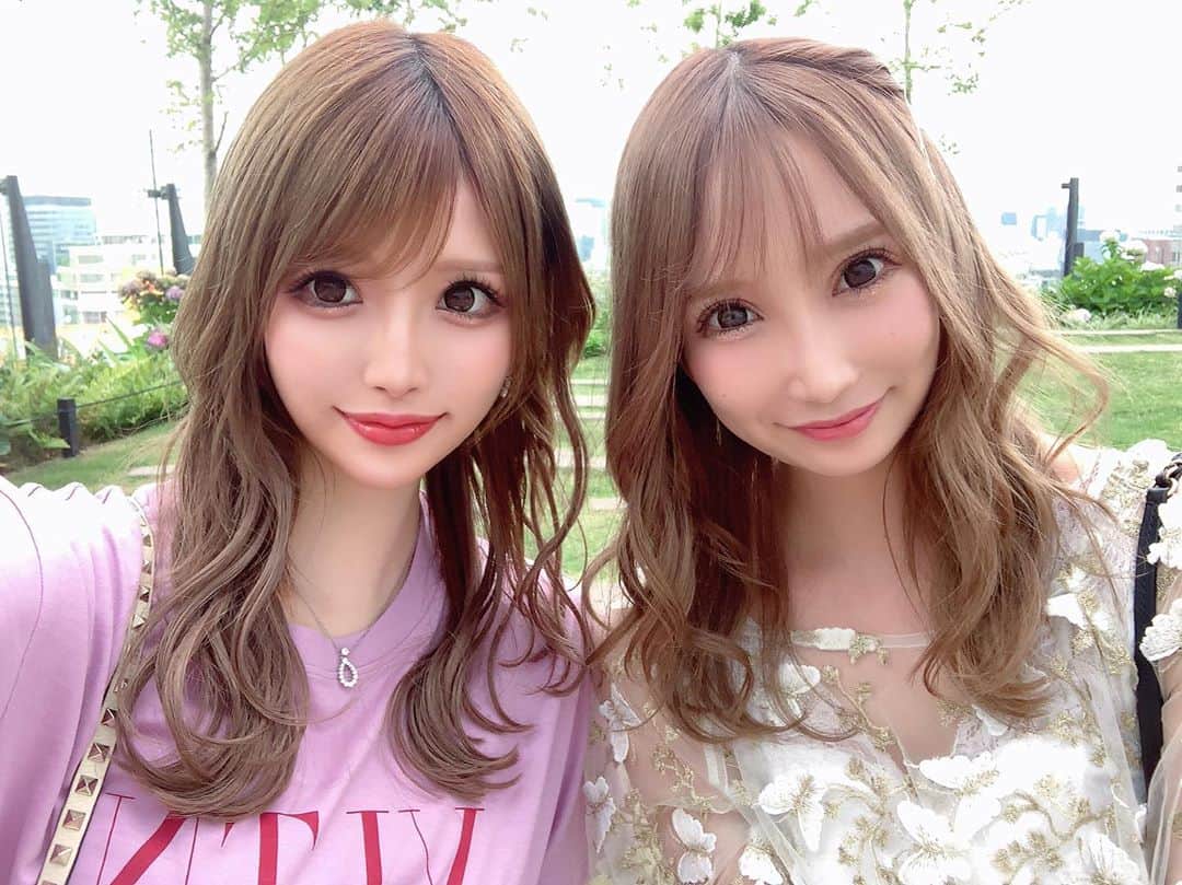 のインスタグラム：「なかよし😘💕💕💕🍀  久しぶりにたくさん女子トークして楽しかった〜🥰♥️♥️♥️⭐️  新しいお仕事がんばって😘💕🎀✨  #友達#休日の過ごし方 #渋谷#渋谷カフェ #vltn#巻き髪#巻き下ろし#かわいい女の子 #シースルー」
