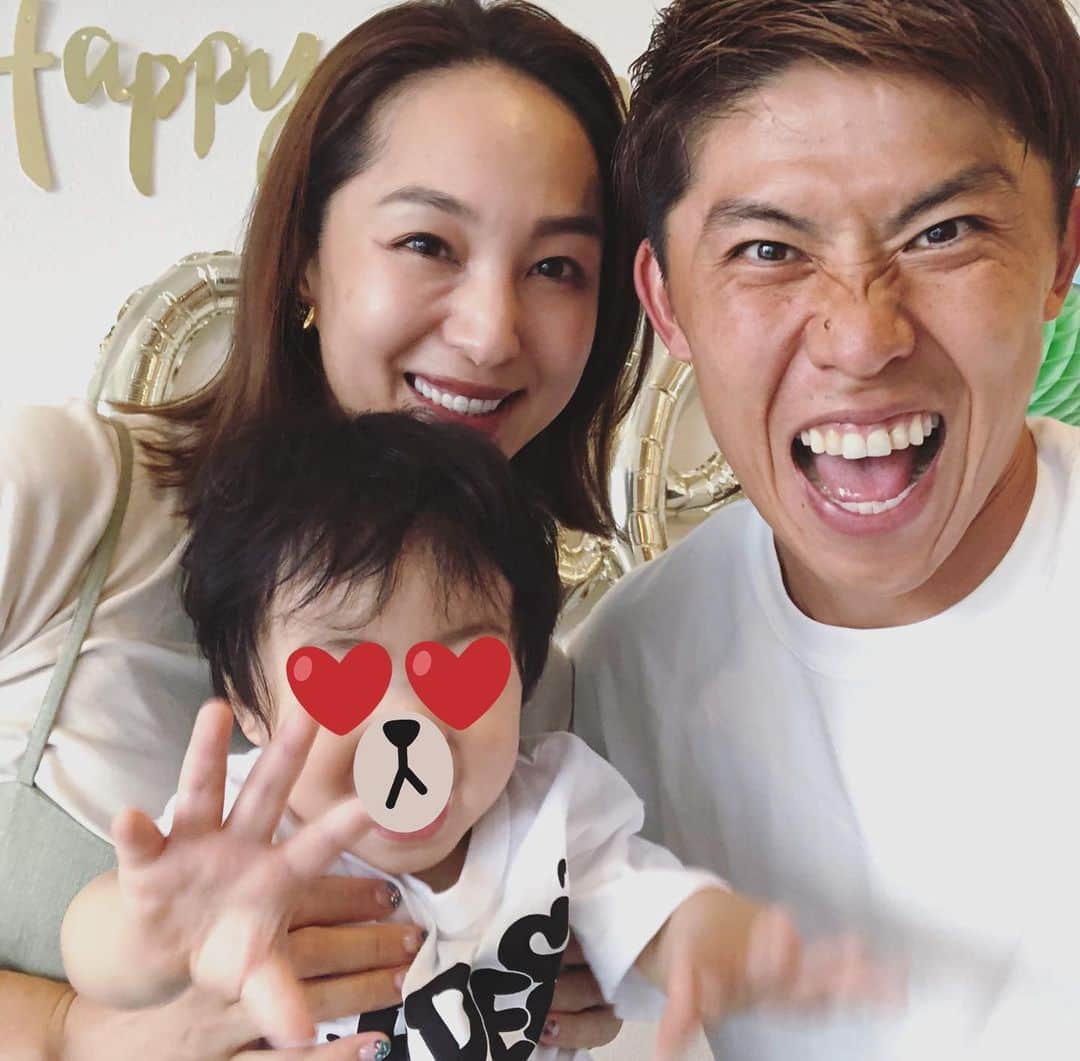 福間文香のインスタグラム：「こどものお誕生日🎂 の次の日は 結婚記念日👰🤵 幸せを噛み締める2日間でした いつも笑顔をありがとう！！  #happybirthday  #weddinganniversary  #気付いたら1歳  #赤ちゃん卒業👶🏼」