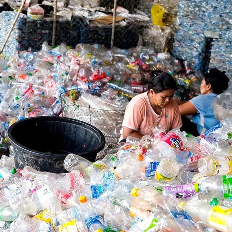 TRIWAさんのインスタグラム写真 - (TRIWAInstagram)「So where does the 100% recycled ocean plastic that our watches are made from actually come from? @tide_oceanmaterial together with social enterprises are collecting ocean-bound plastic in Southeast Asia, coordinated by our #tide subsidiary in Ranong, Thailand. On five islands in the Andaman Sea, local fishermen are being trained and paid to gather and sort plastic waste. The material is registered, washed and shredded in a social enterprise which is being implemented by the Swiss non-profit Jan & Oscar Foundation and the International Union for Conservation of Nature. ⠀⠀⠀⠀⠀⠀⠀⠀⠀ #ocean #oceanlover #surf #beach #waves #plastic #noplastic #plasticfree #recycle #upcycle #fashion #statement #ethical #sustainability #watch #oceanside #oceanlife #zerowaste #upcycle #repurposed #oceanlife #oceanplasticsucks #plastickillswildlife #socialresponsibility #ethicalfashion #sustainablefashion」7月6日 21時56分 - triwa