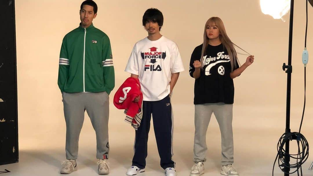 OKAMOTO’Sさんのインスタグラム写真 - (OKAMOTO’SInstagram)「Sho during a photo shoot for “FILA × MAJOR FORCE” with ORION and MARINA. That was fun! ➖➖➖➖➖➖➖➖➖➖➖➖➖➖➖ FILA × MAJOR FORCEのコラボ・コレクションの撮影風景です。ORIONさん、MARINAさんと楽しそうでした。詳細は近日中に発表します。お楽しみに。 #fila #majorforce」7月6日 22時00分 - okamotos_official