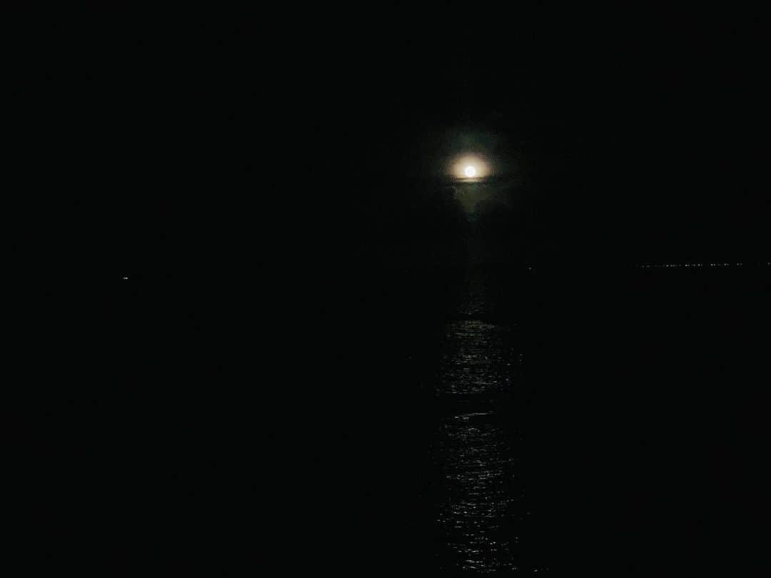 円谷優希さんのインスタグラム写真 - (円谷優希Instagram)「#満月 #満月の夜 #海 #月の道 #自然の力ってすごい #感動 #月って写真に撮るの難しいよね」7月6日 22時02分 - yukitsumuraya