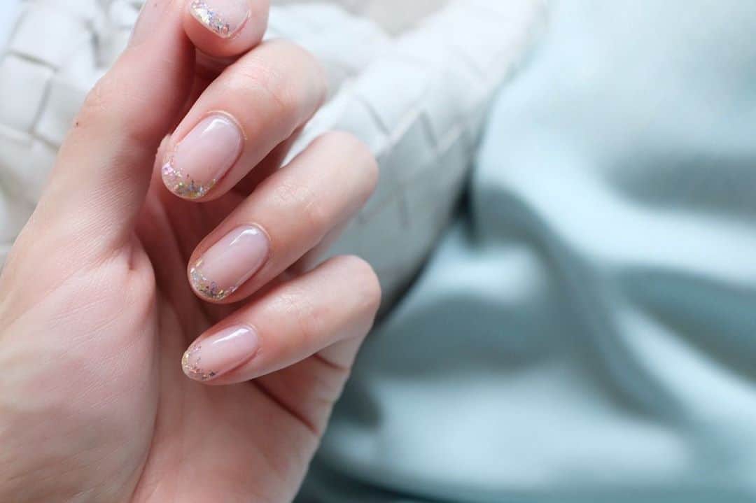 舞川あいくさんのインスタグラム写真 - (舞川あいくInstagram)「New Nail 🦋🤍 私の定番ネイル シンプルで可愛い 指先が綺麗にみえるの♡  #nail #aikunail #先端ラメ」7月6日 22時03分 - aiku_0817__