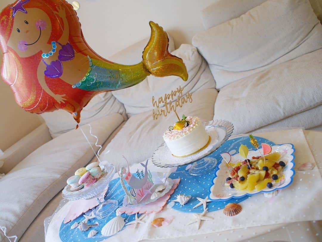林香里さんのインスタグラム写真 - (林香里Instagram)「・ ・ birthday party decoration🧜🏻‍♀️🐚🌊💙🤍💙🤍  #birthday#birthdaydecoration  #お誕生日#３歳お誕生日」7月6日 22時04分 - kaori_hayashi1203