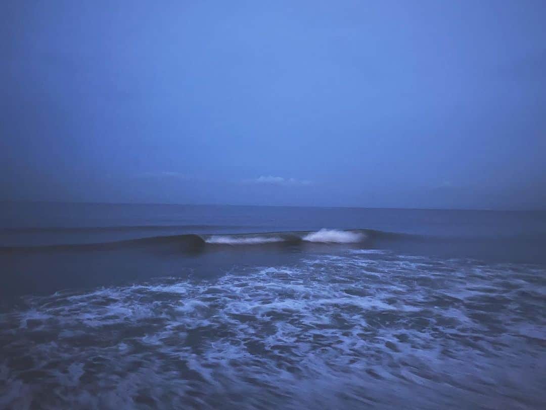 佐々木明さんのインスタグラム写真 - (佐々木明Instagram)「【Feel the water】 大荒れから一転 グラッシーな海。 そこから一転し大荒れになった今日の海。 うごいてます。地球。  #waterlife #water #ocean  #nature  #水の惑星に我々は生まれた #shotbyiphone11」7月6日 22時05分 - akiraexploring