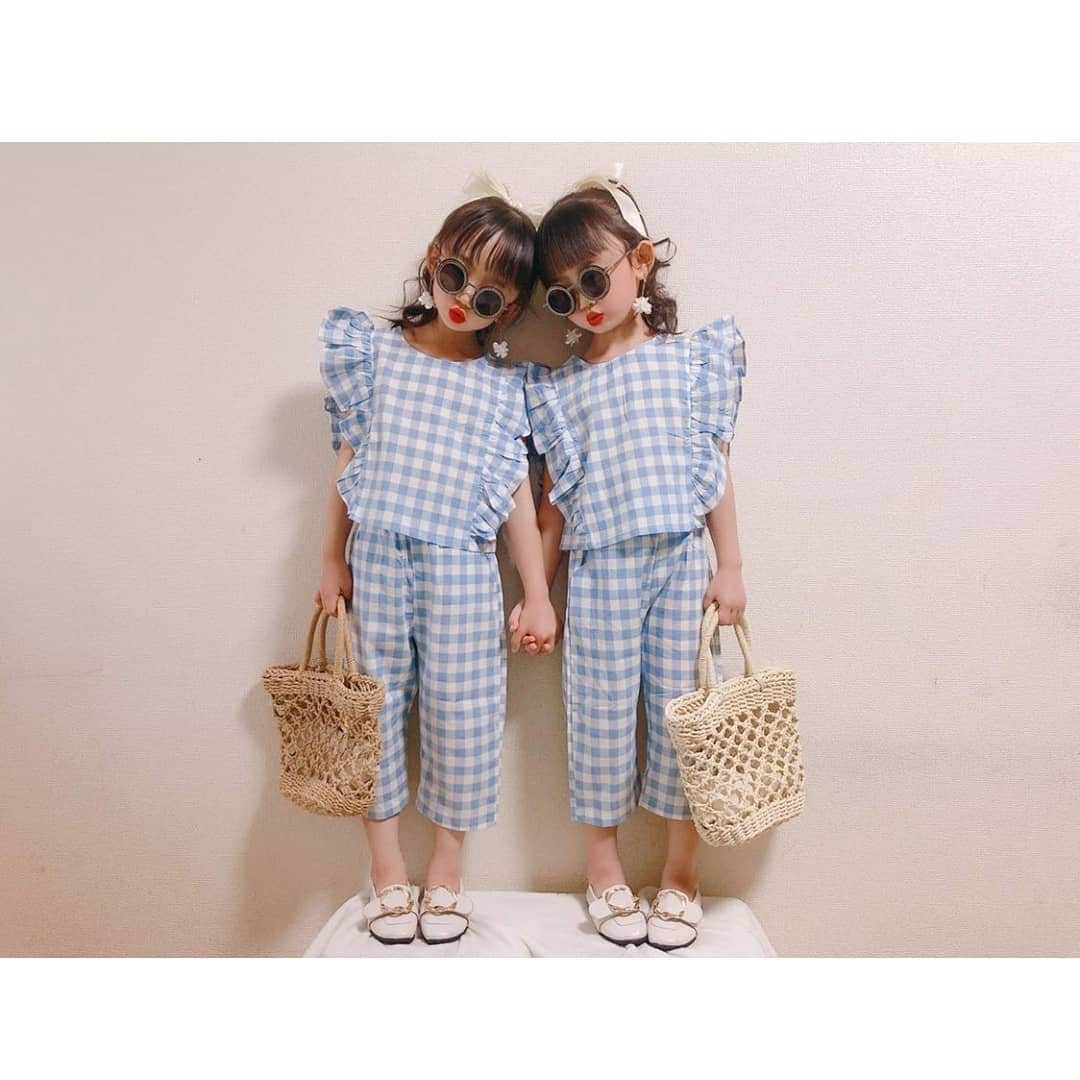 セレクトファッション・ .+*:laule'a*:｡さんのインスタグラム写真 - (セレクトファッション・ .+*:laule'a*:｡Instagram)「. thank you♡♡ @lacolaco0612 様 . . ギンガムチェック　フリルトップス×パンツ　セットアップ　  ￥2,190 size100-130 . . フリルトップス×パンツのこれだけキュートな コーデが完成するセットアップ♡♡ . .  フリルトップスのヘルシーに開いたバックスタイルは 大人顔負けデザイン 一枚でもキャミやＴシャツレイヤードでも可愛く 着て頂けるアイテムです♡♡ . .  #プチプラファッション#キッズコーデ#アクセサリー#パフショルダー#キッズファッション#女の子服#子供服#サロペット#夏color#バックオープン #女の子コーデ#女の子ママ#リネン#ワンピース#バックシャン#マリンキャップ#カーディガン#ootd#ニュアンスカラー#サロペット#オーバーオール#コーデュロイシャツ#ラインレギンス#親子コーデ#夏物#韓国ファッション#リネンワンピース #今日の服」7月6日 22時09分 - laulea_shop