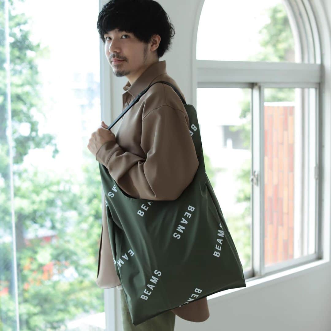 のインスタグラム：「【Pre Order】 ＜bPr BEAMS＞ブリザテック ロゴ 2way ショッパー バッグ 品番 33-65-0752-629  オリジナルのショッパーバック。透湿防水素材『ブリザテック』で製作しました。 肩にかけるもよし、手に持つも良し。 ギフトにもオススメなこだわりのショッパーバッグです。  ビームス 公式オンラインショップ、ビームス各店なて予約受付中です。  @bpr_beams  @beams_official  @beams_mens_casual   #beams #bprbeams #breathatec #shopper #bag  #ビームス #bprビームス #ブリザテック #ショッパー #バッグ #gift #ギフト #preorder #予約」