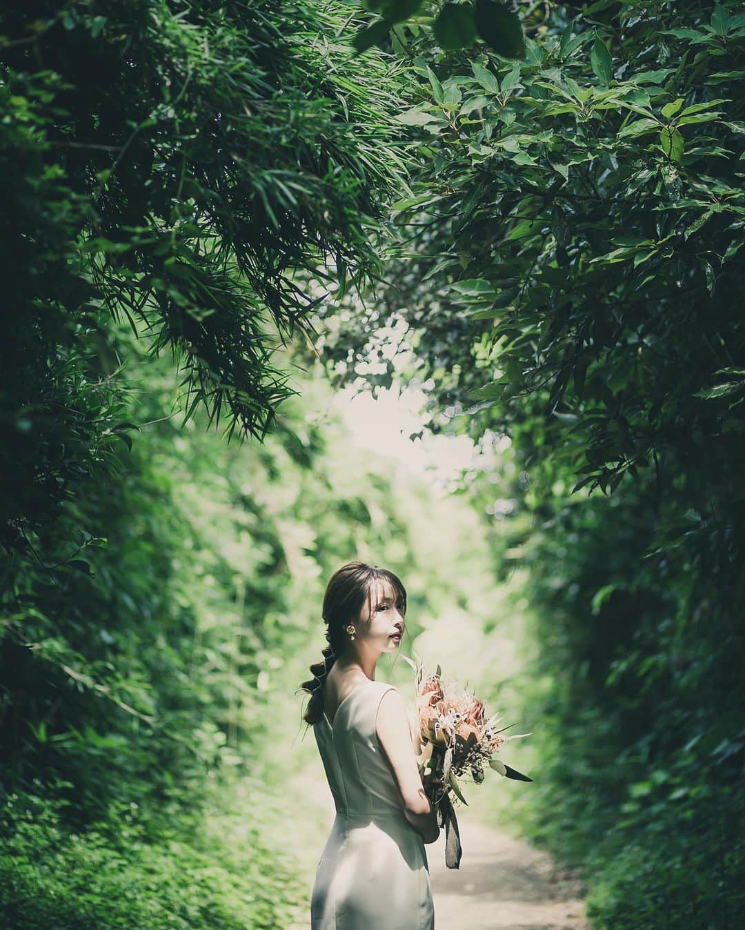 山内遥さんのインスタグラム写真 - (山内遥Instagram)「.  shooting🕊🌿🌿 シンプルなドレスも素敵ですよね...♡ . #bridal#bridalhair#bridaldress」7月6日 22時12分 - haruka__yamauchi
