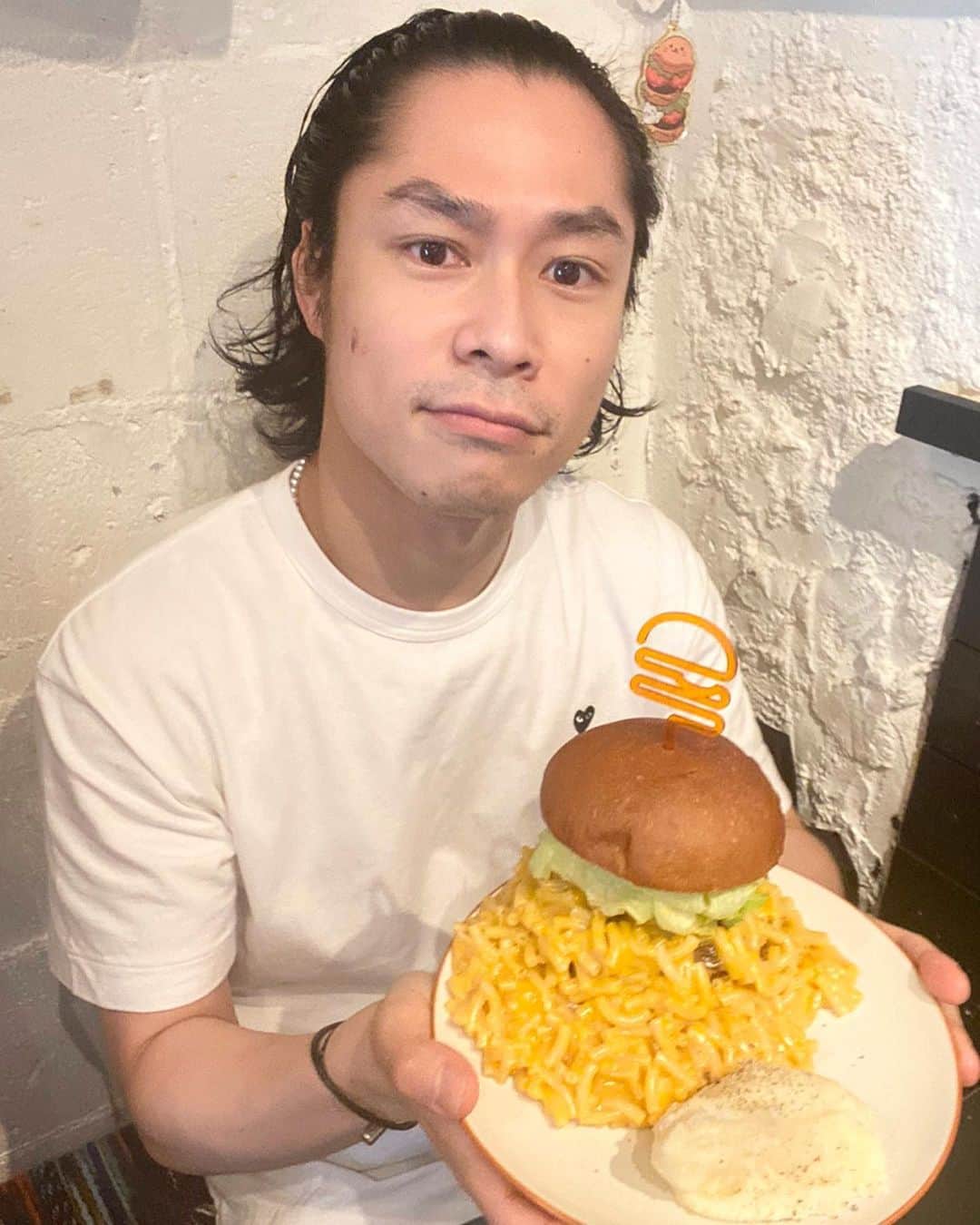 GO AKIMOTOさんのインスタグラム写真 - (GO AKIMOTOInstagram)「いつかのその1 緊急事態宣言の発令中にTVで見てから、どうしても食べたかったマッカンバーガーと私🍔」7月6日 22時24分 - go_akimoto
