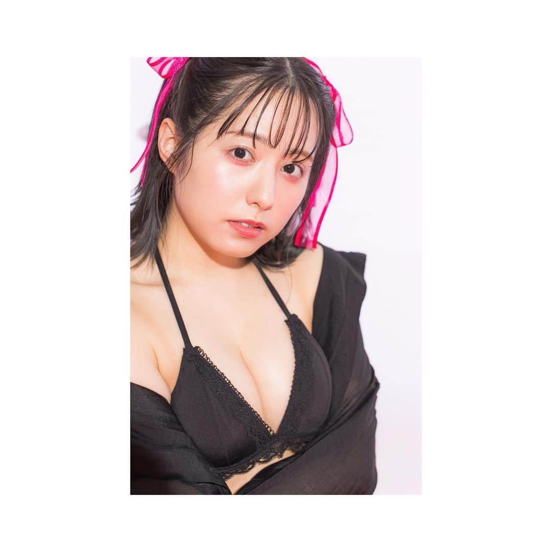 前田美里のインスタグラム：「💗💓 . . #作品撮り #グラビア #おしゃれ #つや肌 #メイク #ar #LARME #撮影 #雑誌 #お洒落グラビア #💗 #handm #写真好きな人と繋がりたい #アイドル #ヲタク #欅坂46 #日向坂46  #gravure #photo #fashion #japanesegirl #follow #followme」