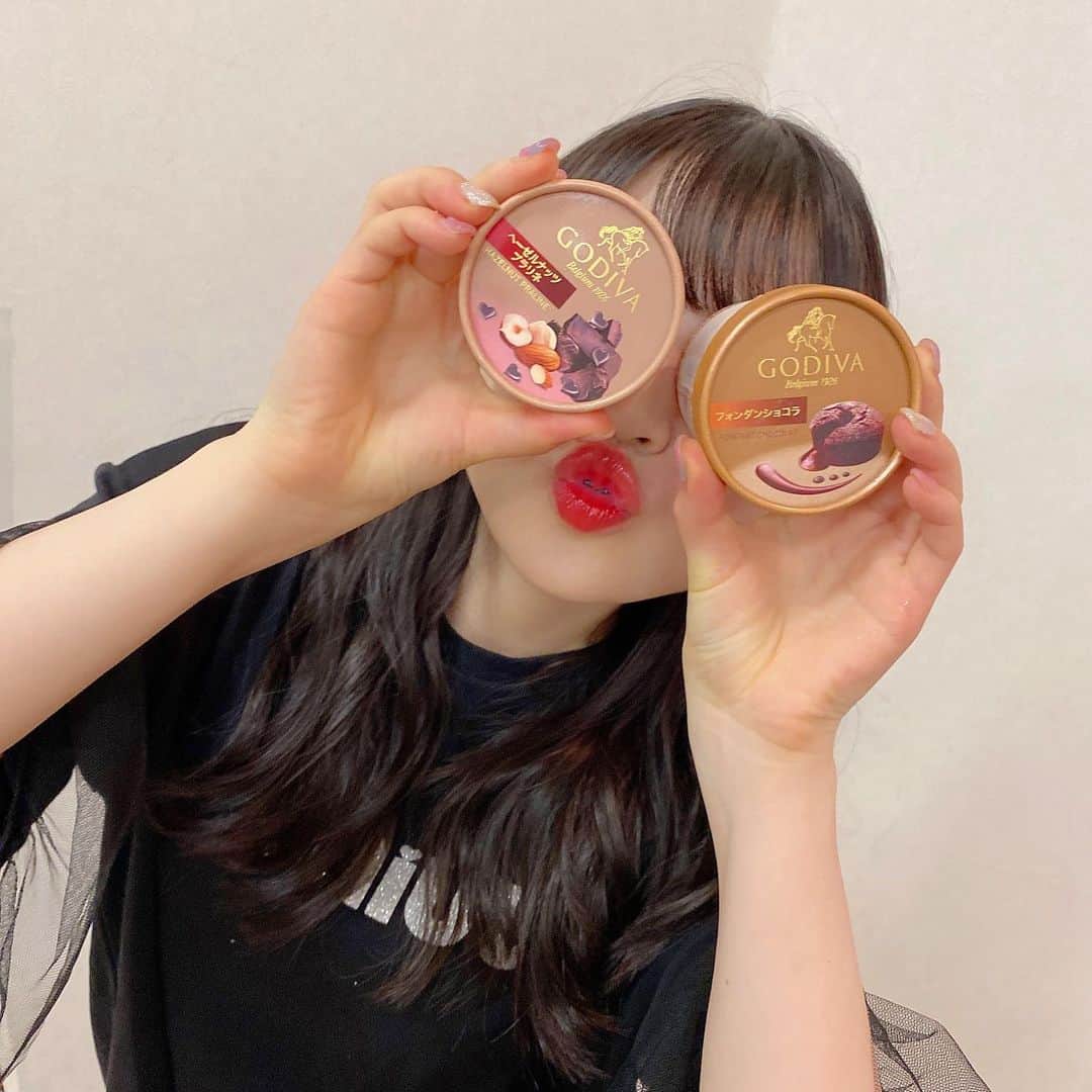 のインスタグラム：「《🍫#GODIVA》﻿ ﻿ 🥜ヘーゼルナッツプラリネ﻿ 🍫フォンダンショコラ﻿ ﻿ ﻿ ﻿ #貞野遥香生誕祭2020﻿ にアシスタントとして出演させていただいた時、﻿ 遥香からの差し入れ🧡🧡🧡🧡🧡﻿ ﻿ ﻿ ﻿ GODIVAのアイスはなかなか食べることができないから、かれん（原かれんちゃん）とどっち食べるかずっと悩んじゃいました😳💗﻿ ﻿ ﻿ 私はヘーゼルナッツを選んだんですけど﻿ ﻿ とりあえずナッツの量が多い😁😁😁﻿ ﻿ ずっと食感が楽しめるし、﻿ 大きさも大きすぎず小さすぎずで﻿ めっちゃ食べ応え抜群❤️❤️❤️❤️﻿ ﻿ ﻿ ﻿ 中のチョコはハート型になってるし﻿ たくさん入ってて目からでも楽しめる🥰﻿ ﻿ ﻿ ﻿ アイスは甘すぎず上品って感じで、﻿ パクパクいけちゃうけど、特別感があるからちょびちょび食べました、笑✌️﻿ ﻿ ﻿はるかの生誕祭、 大切な人の生誕祭に出ることができて、すごく嬉しかったし、はるかのことが改めて好きになりました😁🧡 “bird”かっこよかったぁ、！！！ ﻿ ﻿ \🧡特別な日にぴったり🧡/﻿ ﻿ ﻿ ﻿ ﻿ #ゴディバ #ゴディバアイス #ヘーゼルナッツ #🥜 #🍫  #特別な日 #生誕祭 #差し入れ #アイス  #貞野遥香 #🧡 #相方 #はるリンス #💛🧡  #godiva #ice #🍨 #ナッツ #甘いもの #おやつの時間 #sweet #yummy  #instagram #instagood #instafood #instalike #食べ物グラム #ラビグルメ」