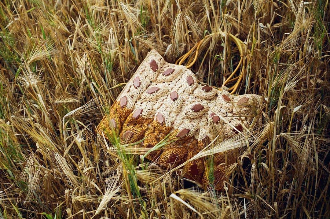 ジャマンピュエッシュのインスタグラム：「A spacious raffia bag with hand-hooked motifs with wooden cabochons inspired by fields of wheat.」