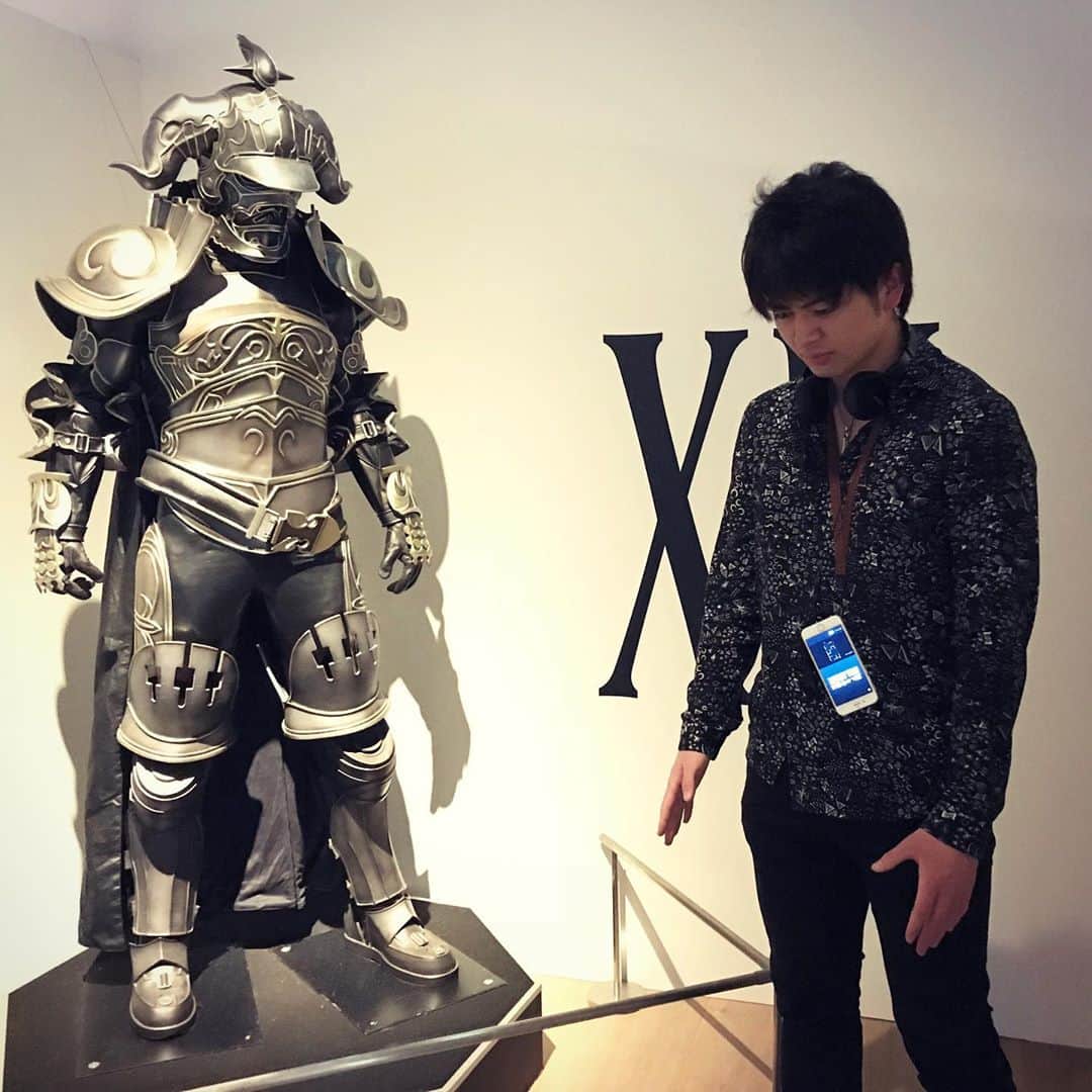 砂川信哉のインスタグラム：「ジャッジ・ガブラスとの2年半前の写真です。 光ちゃんと岡本ちゃんの真似をして質問に答えます  ●東大王チームの仲の良さの秘訣はなんですか？ みだりに馴れ合わない、遠すぎず、近すぎない関係にあることだと思います。収録以外で会うことは稀だし(そのぶん収録前後でたくさん喋ります)、内容のない連絡もほぼ取らないので、皆さんはどう思っているか分からないですが、友達というより信頼の出来る大切な仲間という認識です。 そんな仲間はそう簡単に出来るものではない素敵な存在だし、大事にしたいなぁと思っています。  ●生徒会や学級委員をやっていたことはありますか？ 小学校の低〜中学年くらいの頃に学級委員はやっていたことがありましたが、人望がなさすぎて生徒会は無理でしたね。次第に仕事ができるだけ少ない委員を選ぶようになっていきました。  ●勉強のやる気が出ない時はどうすればいいですか？ やる気の出ない時用のメニューを作っておいてそちらをやる、最低限こなしたらその日は寝てしまって翌日必ず取り返す、など色々と選択肢はあると思うので、試してみるのも良いかもしれません。 僕の場合はやる気が出なくても、取りかかってみたら案外捗ってきてやる気とかどうでもよくなる、みたいなことが多いです。  本当にずっと家にいるのでコンビニご飯かUber Eatsの毎日です。大好きな人とうまい肉を食べながら美味しいワインが飲みたい。  7/8 19:00〜「東大王」放送です。芸能人チームと久々の対戦！」