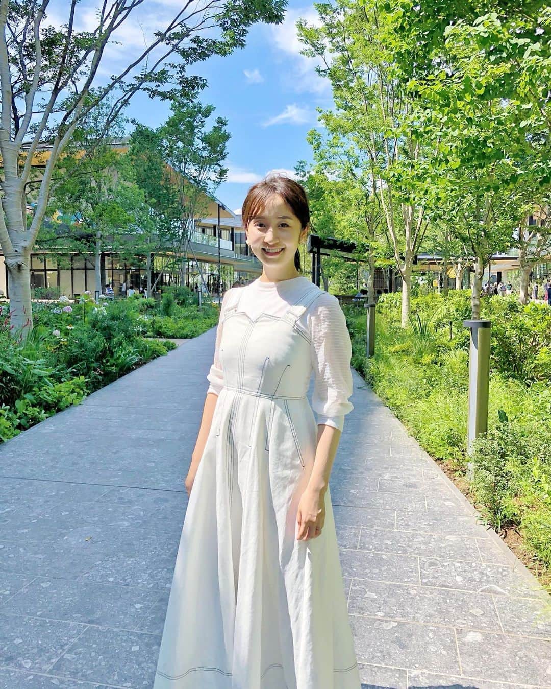 小野恵美のインスタグラム：「ジャンスカは @mercuryduo_com です👗  形とステッチが可愛くて お気に入り😊❤️ オールホワイトコーデの日🕊  #ママコーデ #ホワイトコーデ #ジャンスカ #ママ #女の子ママ #ママファッション」