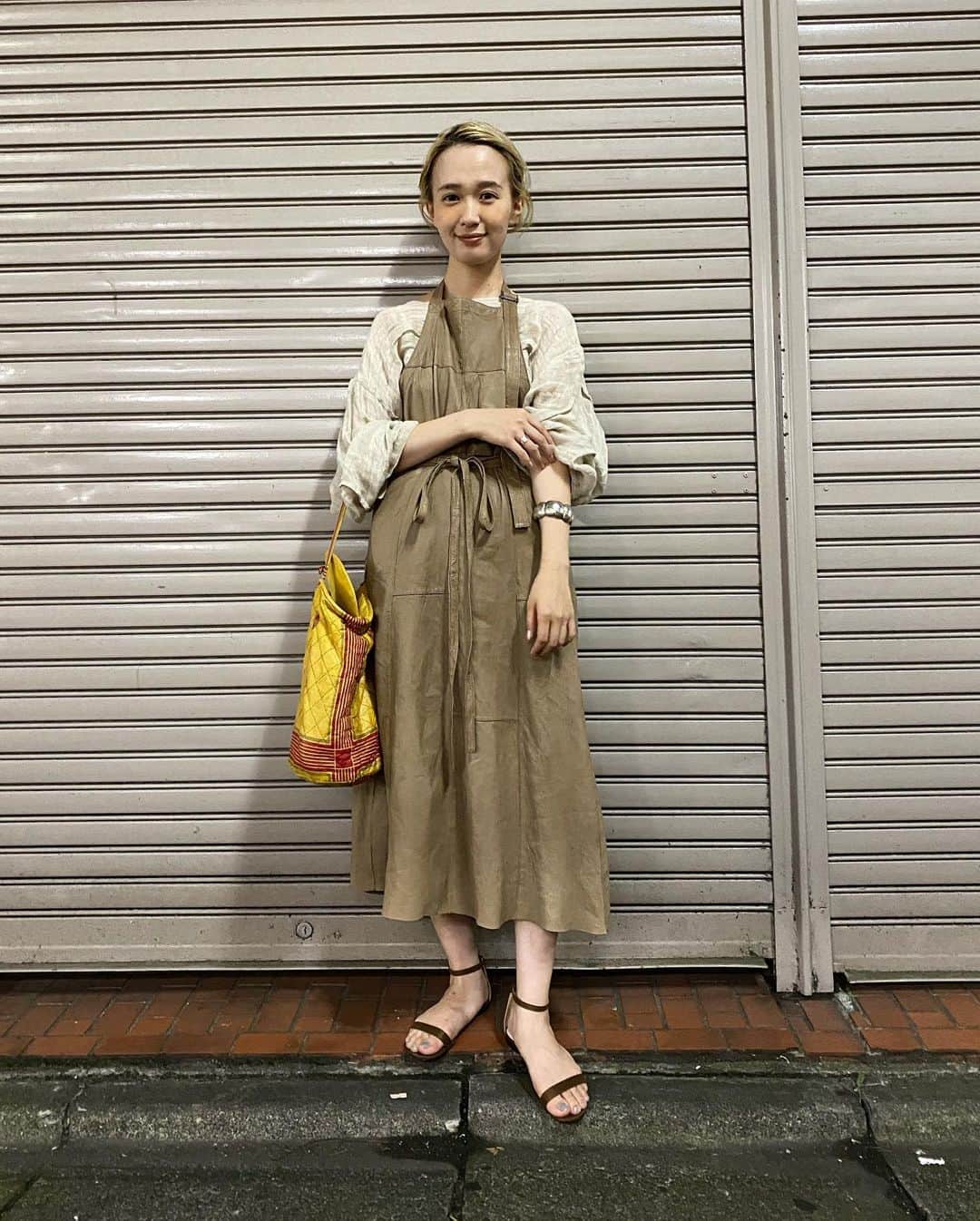 柴田紗希さんのインスタグラム写真 - (柴田紗希Instagram)「私服...♡ 革素材のエンプロンワンピース 1年半ほどくらい前のフリマで惚れました。 リネンの繊細なトップを合わせて、足元は華奢に、 ワッフルのvintagebagで差し色にしました♡ 後ろ姿も可愛いのよのよ☺️❤️」7月6日 22時28分 - shibasaaki