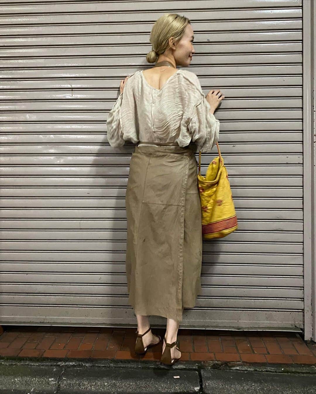 柴田紗希さんのインスタグラム写真 - (柴田紗希Instagram)「私服...♡ 革素材のエンプロンワンピース 1年半ほどくらい前のフリマで惚れました。 リネンの繊細なトップを合わせて、足元は華奢に、 ワッフルのvintagebagで差し色にしました♡ 後ろ姿も可愛いのよのよ☺️❤️」7月6日 22時28分 - shibasaaki