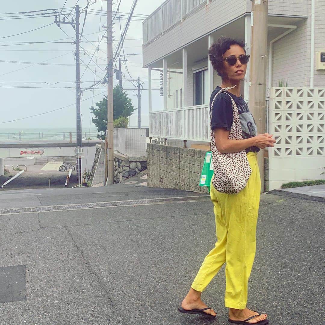 渋木さやかのインスタグラム：「差し色は黄色か紫が好き💛💜 ⠀  似合うものを選ぶ…というよりは、着たいものを着るようになりました.(高校の頃はロリータfashionだったので、根っこは変わっていない気がしますが)  その後大人になってからは、男性のいる飲み会に、多少モテを意識してキレイめなワンピース着たり、謎に髪をかきあげてた日々もありましたが、結局モテなかったんですよねー🤷🏻‍♀️🌹バブリー⠀  ⠀ これからの人生は、好きなものを着て、好きなものを食べて、生きていこうと思ってます. ⠀  モテ服着てなくても、髪をかきあげなくても、結婚してくれてありがとうだぜ💛🥺🙏👨🏾💜 ⠀ ⠀ Tops: vintage @longbeach_tokyo  Pants: @here.thestore」