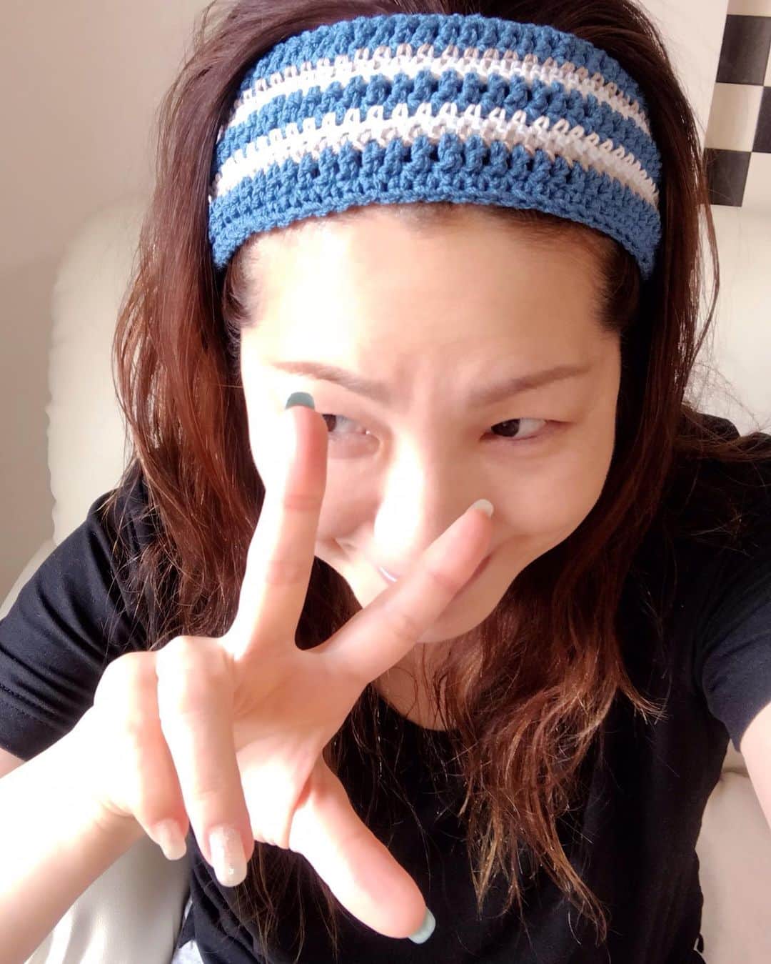 井上貴子のインスタグラム：「コチラ。  ハンドメイド。  夏用の糸で^ ^ ドライヤー、コテ 使いたくないしね。  似合うかしらして^ ^  さて 顔の右半面と左半面 みんな多少は違いはあるらしい。  でもアタシね。 数年前は全然違ってて  そしたらソレって 自律神経のアンバランス過ぎ！ ってことらしい！！！  ってことで治療…施術…？？？ に通って…  ある程度対象になった（ほっ） 数年前の話だよ。  自律神経質…か。  Happyで^ ^  コロナ問題に携わる 全てのお仕事の皆様。  心から 感謝しています。  #井上貴子  #LLPWX #女子プロレス #紅緒と柊音 #トイプードル #ヘアーバンド #ハンドメイド #自律神経質 #九州の被災これ以上広がりませんように #感謝 #STOPCOVID19」