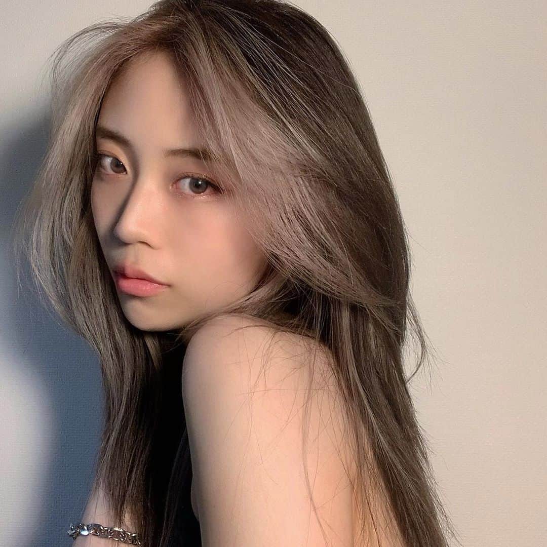 原涼香のインスタグラム：「𝐅𝐚𝐜𝐞 𝐚𝐫𝐞𝐚 𝐡𝐢𝐠𝐡𝐥𝐢𝐠𝐡𝐭 🤎 初めてやったけどかなりお気に入り！ 夏のイメチェン楽しい〜🦋 ㅤㅤㅤㅤㅤㅤㅤㅤㅤㅤㅤㅤㅤ」