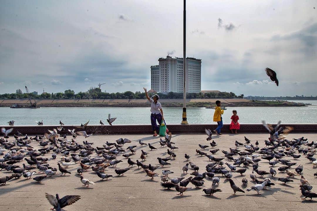 Shunsuke Miyatakeのインスタグラム：「Feeding pigeons, Riverside, Phnom Penh」