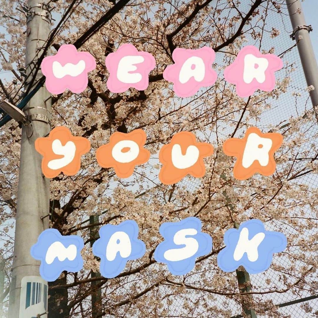 Grace Bonneyのインスタグラム：「The long standing and wide ranging systematic racism and ableism present in our health care system means that Native/Indigenous, Black, Latinx and Disabled communities in the US are more likely to experience severe illness and hospitalization (including doctors making decisions about life saving support) due to Covid-19. The discussions happening in the online creative community about systemic racism, ableism and equity extend to health care as well- so please keep wearing your masks and protecting not just yourself but everyone in our community 🌸 Image by @blindsaay」