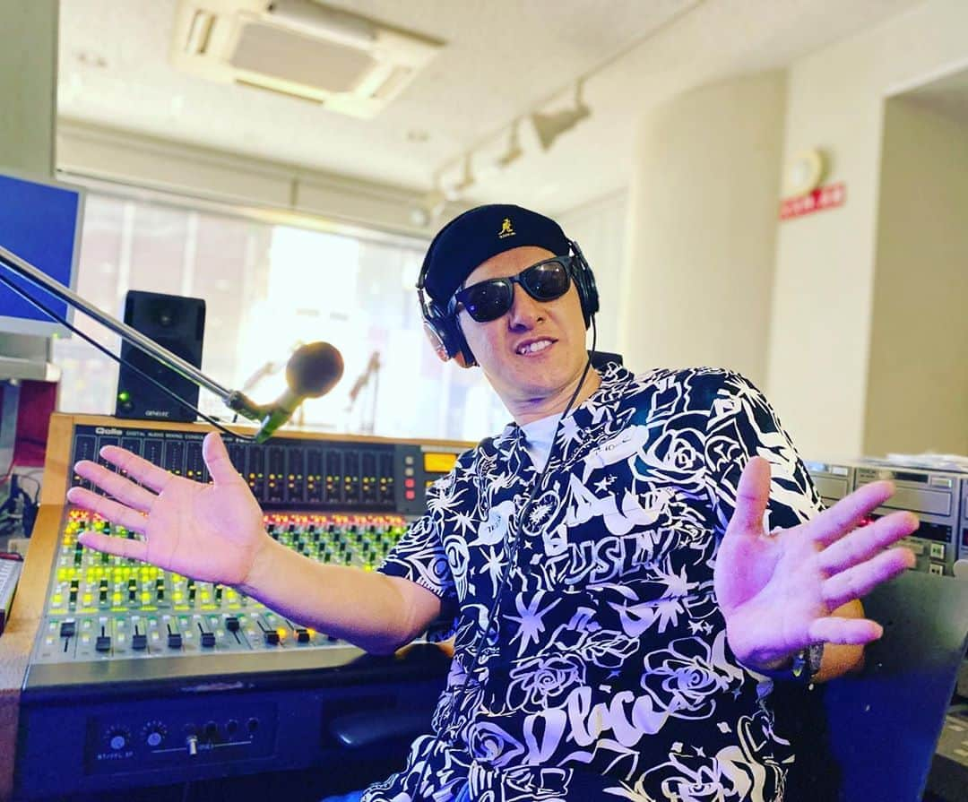 ミノルクリスさんのインスタグラム写真 - (ミノルクリスInstagram)「今日から始まった新番組　 [FIGUEROA NIGHT DJ MINORU CHRIS SHOW] ワンマンスタイルで1人で全部オペレーションの生放送！ サテスタ前も最高✨ラジオの前も最高✨ Twitterもトレンド1位✨ 素敵な夜をありがとう😊 来週もやろうぜ！ リクエスト お悩み相談 フツオタ 生電希望 待ってます😊 #フィゲナイ」7月6日 22時34分 - djminoruchris