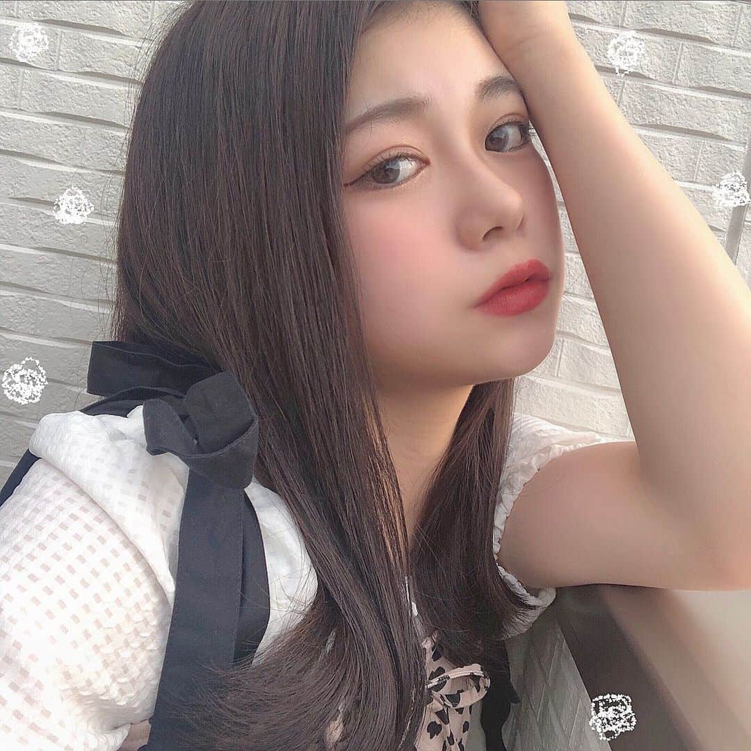 のインスタグラム：「． ． ばんくま🧸🎀 ． ． たまには辛口もあり？？🖤 前髪も伸びてきたから、最近横に流したりもしてる‪(＾＾) ． 色んな雰囲気に挑戦するの楽しいから好き🥰 ． ． #まりくま進化計画 📚✍🏻 2枚目以降に今週の予定乗ってます👶🏻 今週は、バトルがたくさんの週！！！ 盛り上げていくよ〜〜！！🔥🔥🔥 ． ． ． ． いつもいいね＆コメントありがとうございます🧸🎀 ． ． #まりくま #まりくま進化計画 #Popteen #手書き加工 #手書き #ljk #辛口 #辛口メイク #メイク #横流し前髪 #デコ出し #ヒョウ柄」