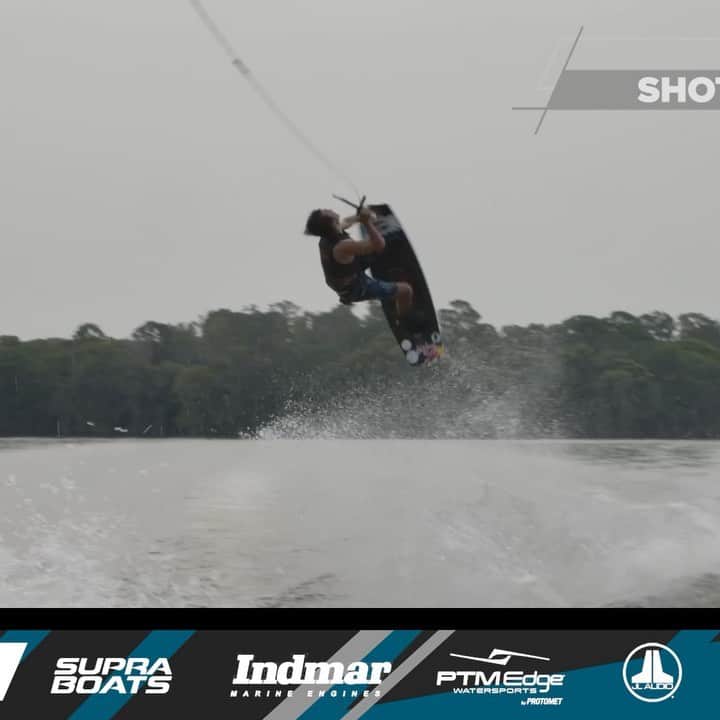 手塚翔太のインスタグラム：「Here is 3tricks from 2nd digital stop of @supra_boats @prowakeboardtour 😎👌🏻 Vote for your favorite run link in my bio✔️☺︎  プロツアー2戦目のセミファイナルでのビデオです！ 全ての滑りを見たい方はリンクから飛べます🙂 投票も出来ますのでお時間がある方は是非☺︎」