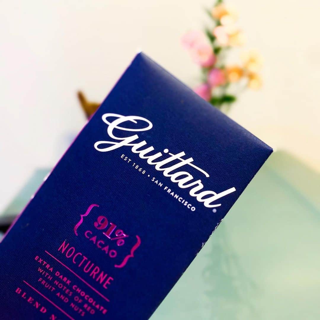 市川歩美のインスタグラム：「晩ごはんのあとに、サンフランシスコで買っておいたGuittard（ギタード）の91%。 ほのかなバニラの香りがハイカカオをたべやすくしています💜  1868年創業のベイエリア発、カカオからチョコレートを作るビーントゥバーの老舗ともいえる、チョコレートメーカーです💜  #ilovechocolate  #chocolat #chocolatelovers  #chocolate #チョコレート #チョコレート大好き #チョコレート好き #ショコラ #チョコレート好きと繋がりたい #チョコレートバー #カカオ #cacao #chocolatebar #chocolatebonbons #ギタードチョコレート #guittardchocolate #beantobarchocolate #beantobar」
