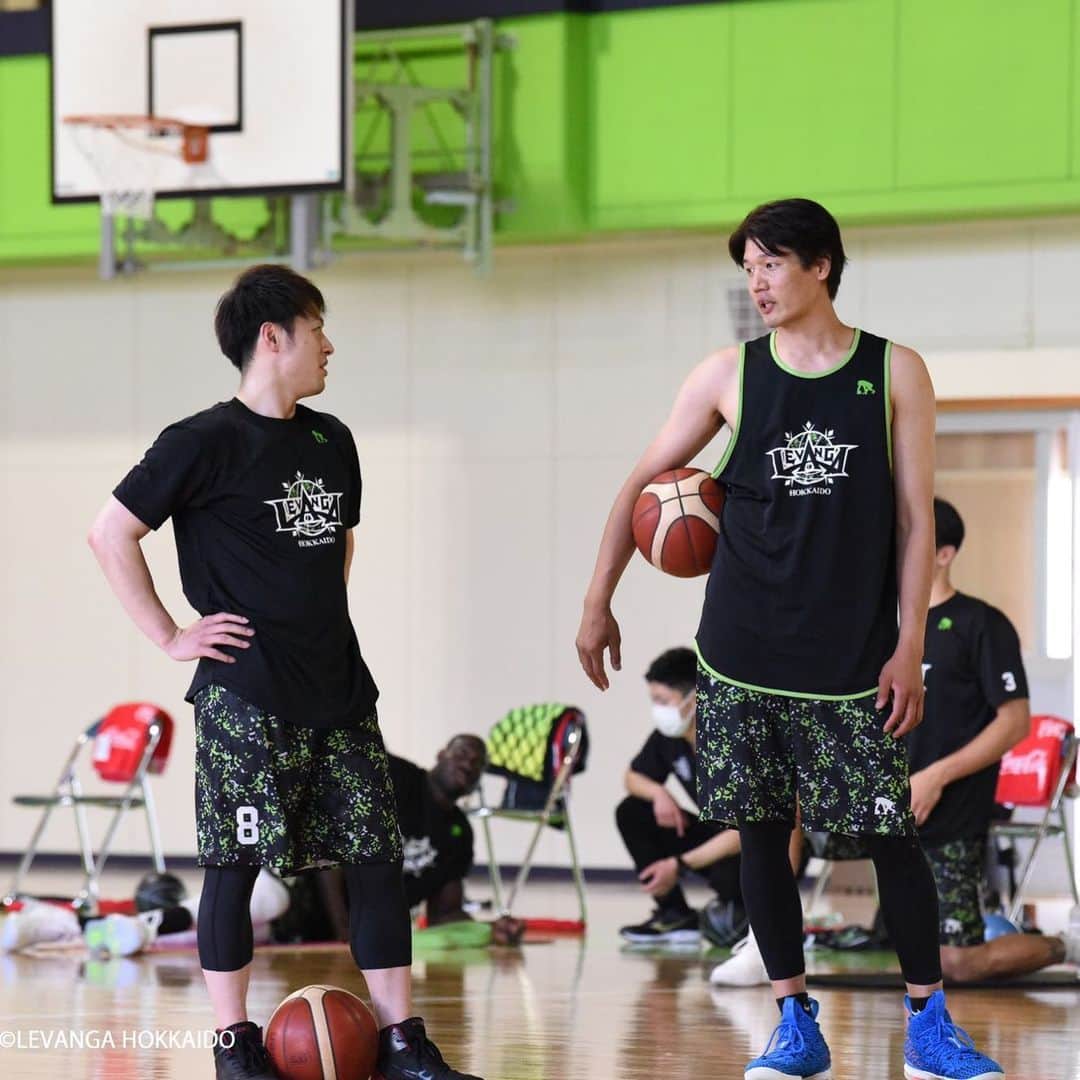のインスタグラム：「新シーズンが始まったことを報告いたします。 #初日からつらめ #他の選手も似たような写真です🙏 #エゴザル #副キャプテン #オフコートキャプテン #兼任」