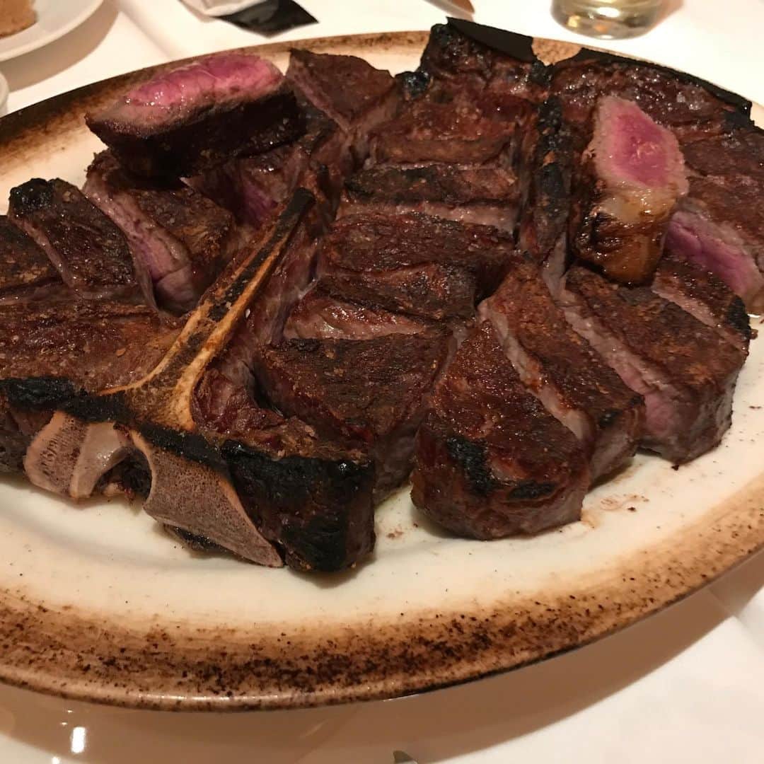 石川修司のインスタグラム：「美味しいお肉をいただいてパワーアップ！！ #ありがとうございます😊 #うまし」