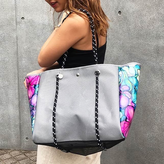 ラレイアのインスタグラム：「🌴 雨の日におすすめ！ ・ Colleen WilcoxのエコPVC素材のトートバッグ🌺🧡 水濡れOKなので今時期に大活躍間違いなし！ ・ 今ならこちらの商品は #楽天 お買い物マラソン限定ポイント20倍で1,200ポイントもバックされちゃいます🙈✨ ・ ぜひcheckしてみてください😊 ・ ・ ・ ---La Leia Precious Life(ラレイア)--- @laleia_official ・ 楽天市場店 https://www.rakuten.co.jp/laleia-p-life/ ・ au wowma店 https://wowma.jp/user/52666346 ・ Yahooショッピング店 https://shopping.geocities.jp/laleia-p-life/ ・ ・ @laleia_official  @colleenwilcoxgallery_jp  #colleenwilcox#art#hawaii#aloha#surf#beach#laleia#ハワイ#フォトジェニック#インスタ映え#インスタ女子#アロハ#ビーチ#海を感じる雑貨#ラレイア#アート#ビーチガール#サーフスタイル#大人カジュアル#トートバッグ#コリーンウィルコックス#ギフト#プレゼント#コーデ」
